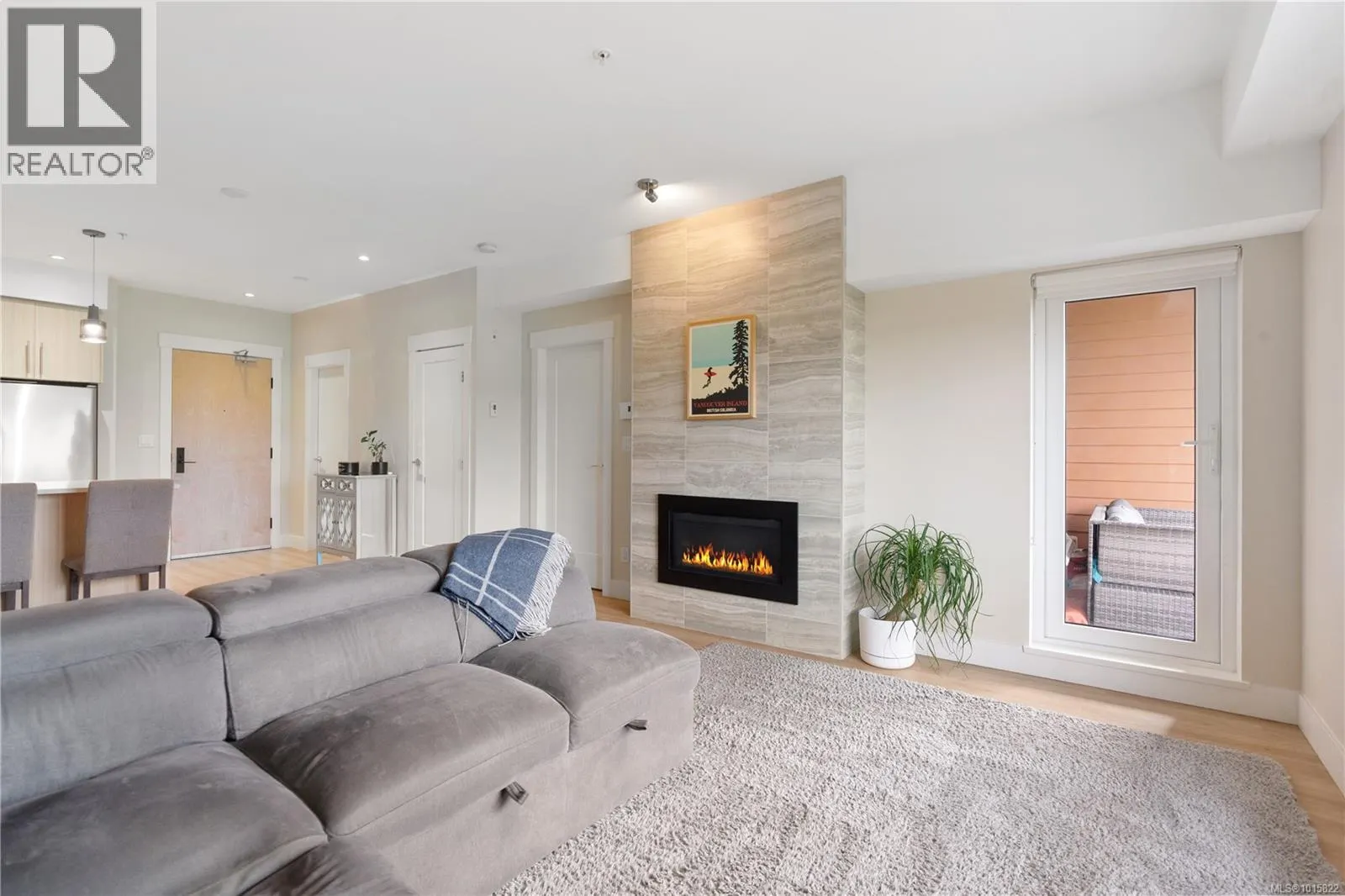 303 2500 Hackett Cres