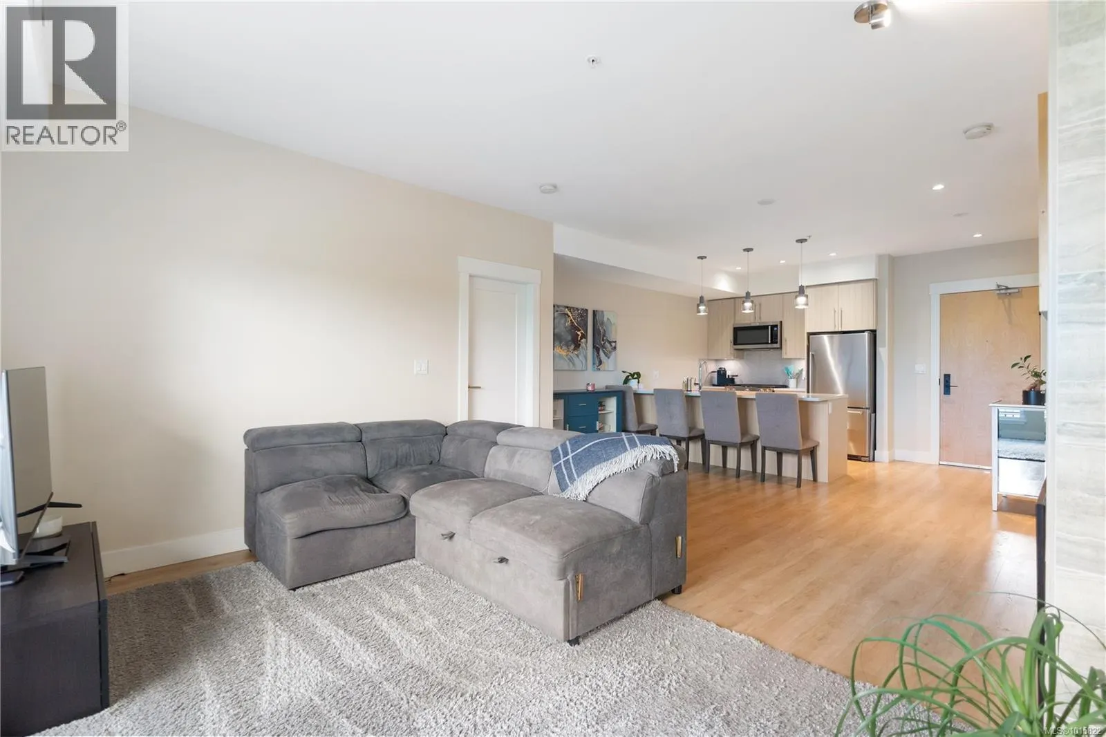 303 2500 Hackett Cres