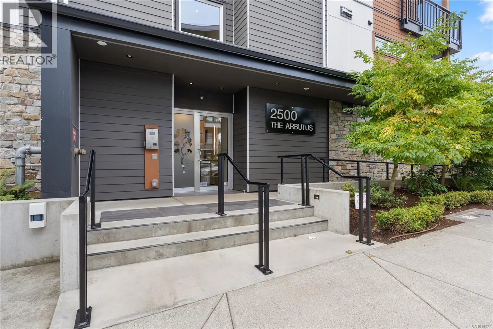 303 2500 Hackett Cres