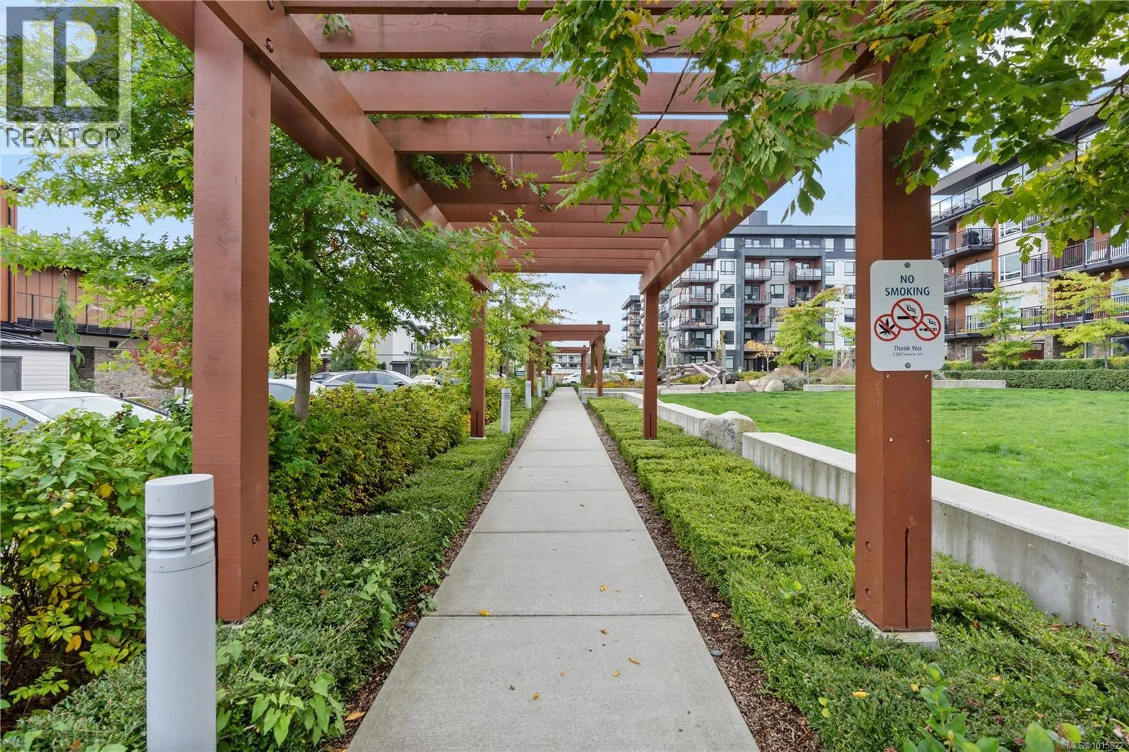 303 2500 Hackett Cres