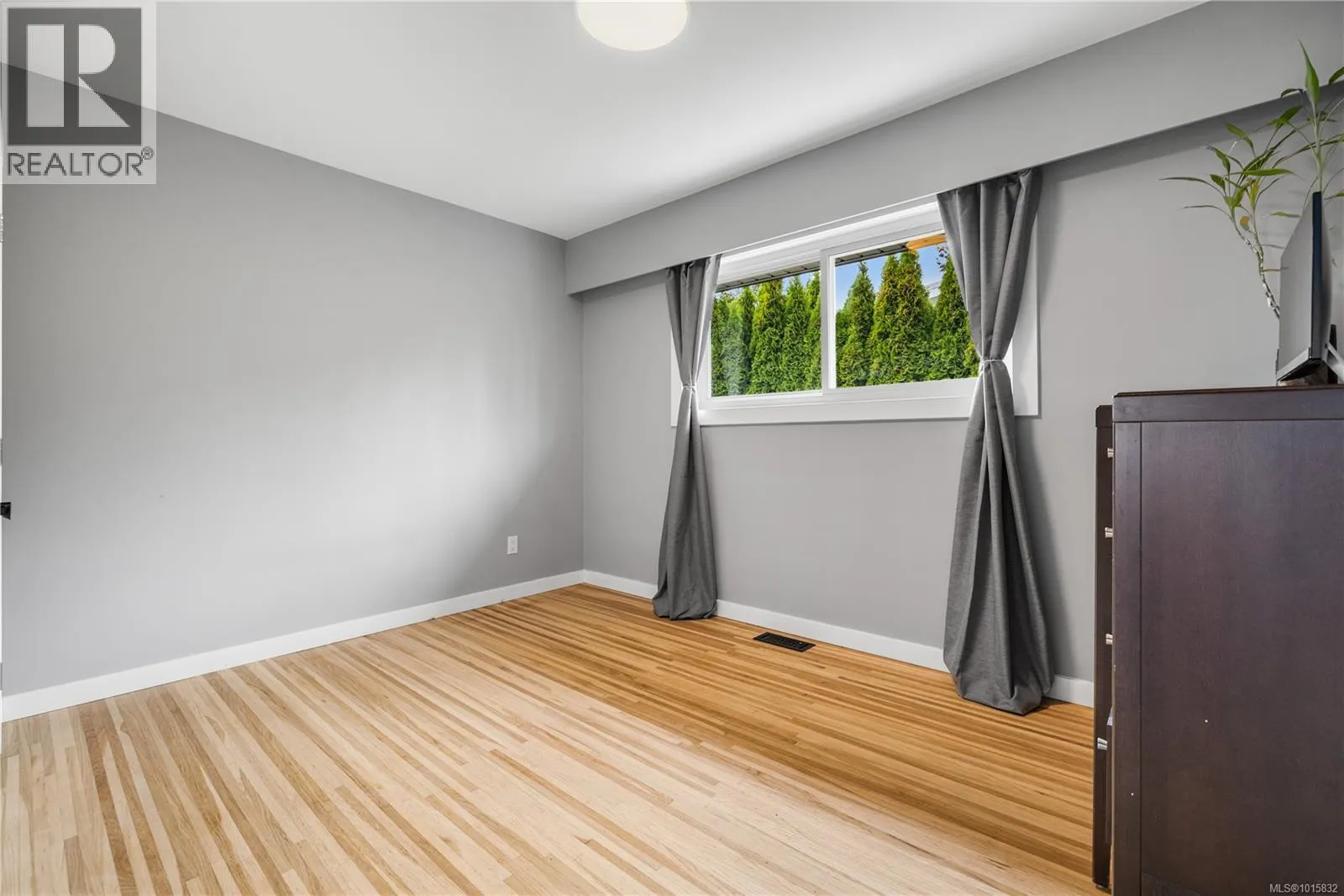 506 Charles Pl