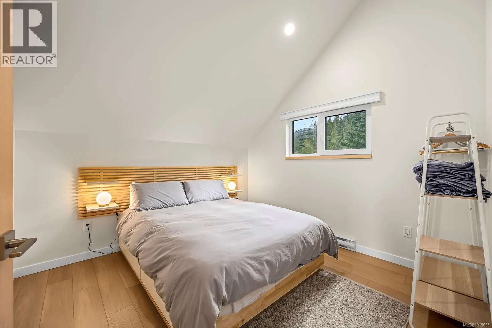 860 Cruikshank Ridge
