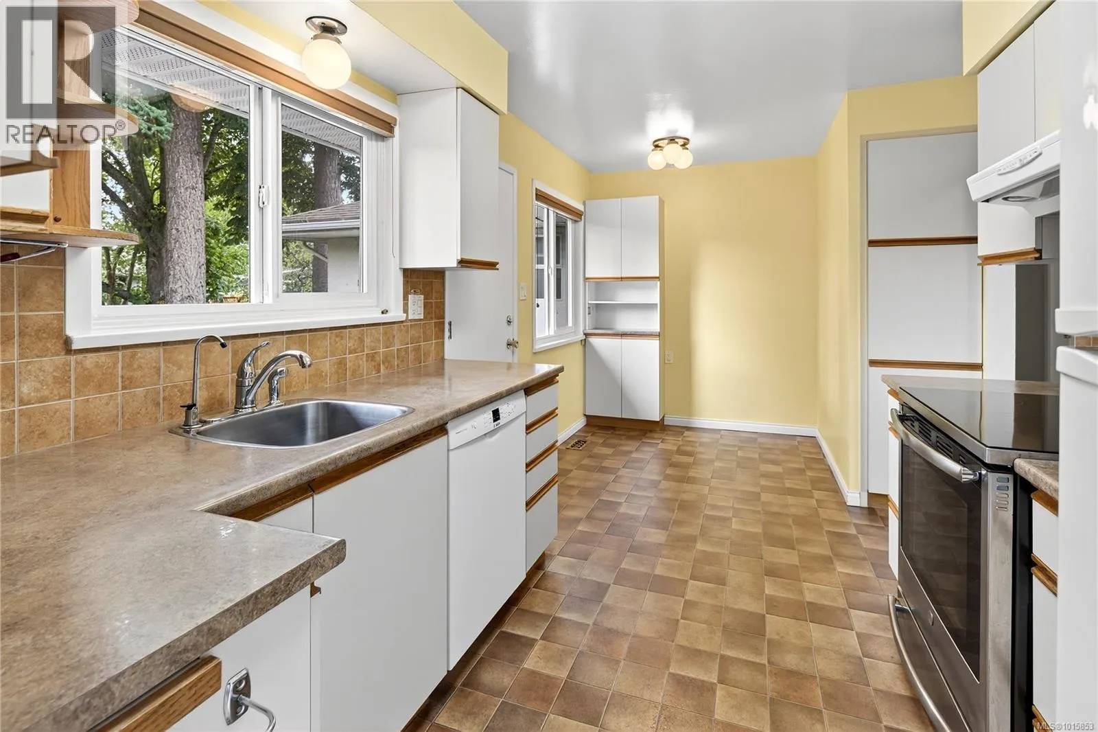 1835 Dunnett Cres
