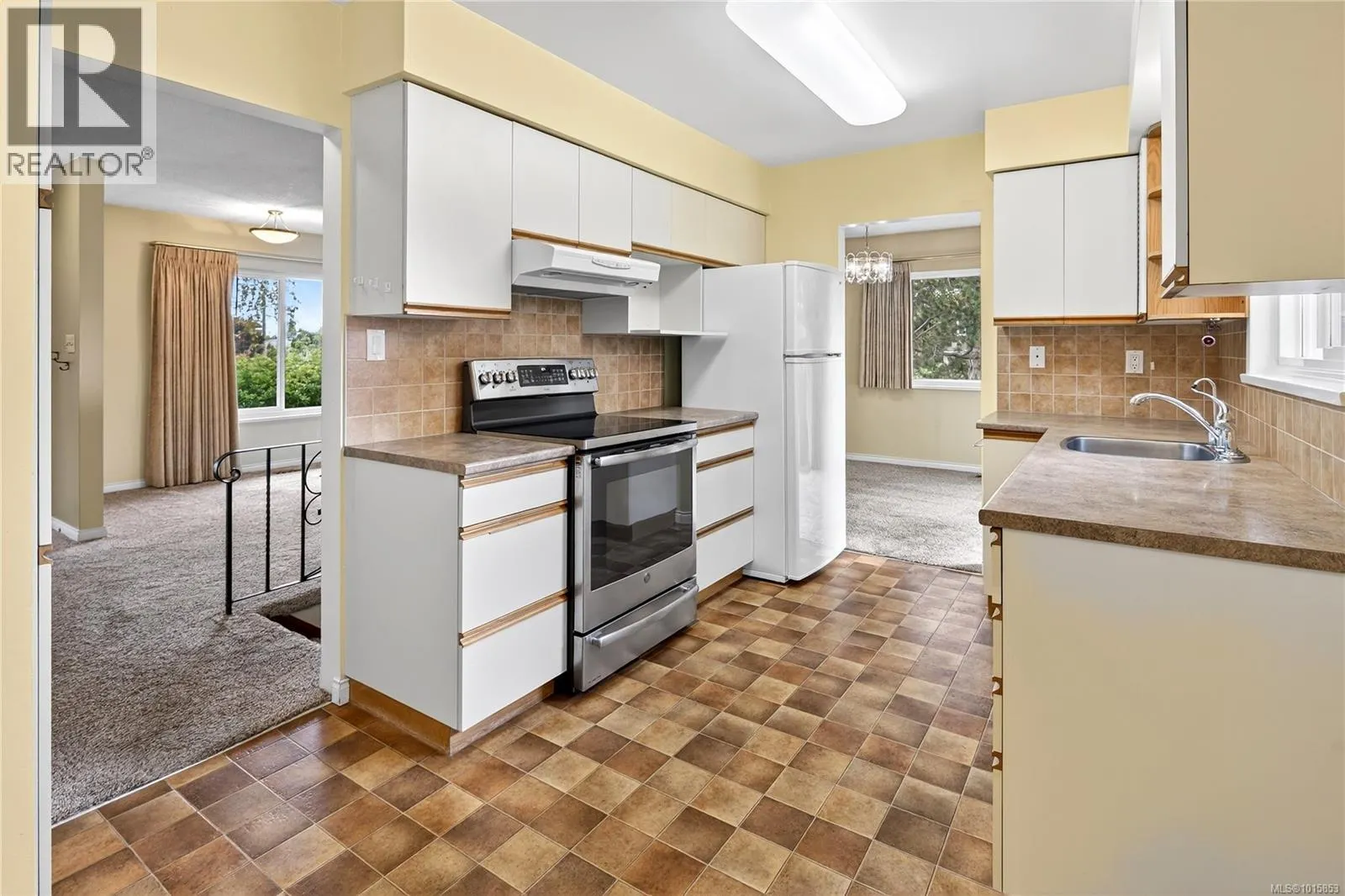1835 Dunnett Cres