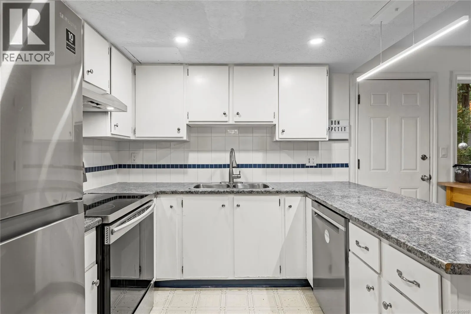 3711 Long Lake Terr