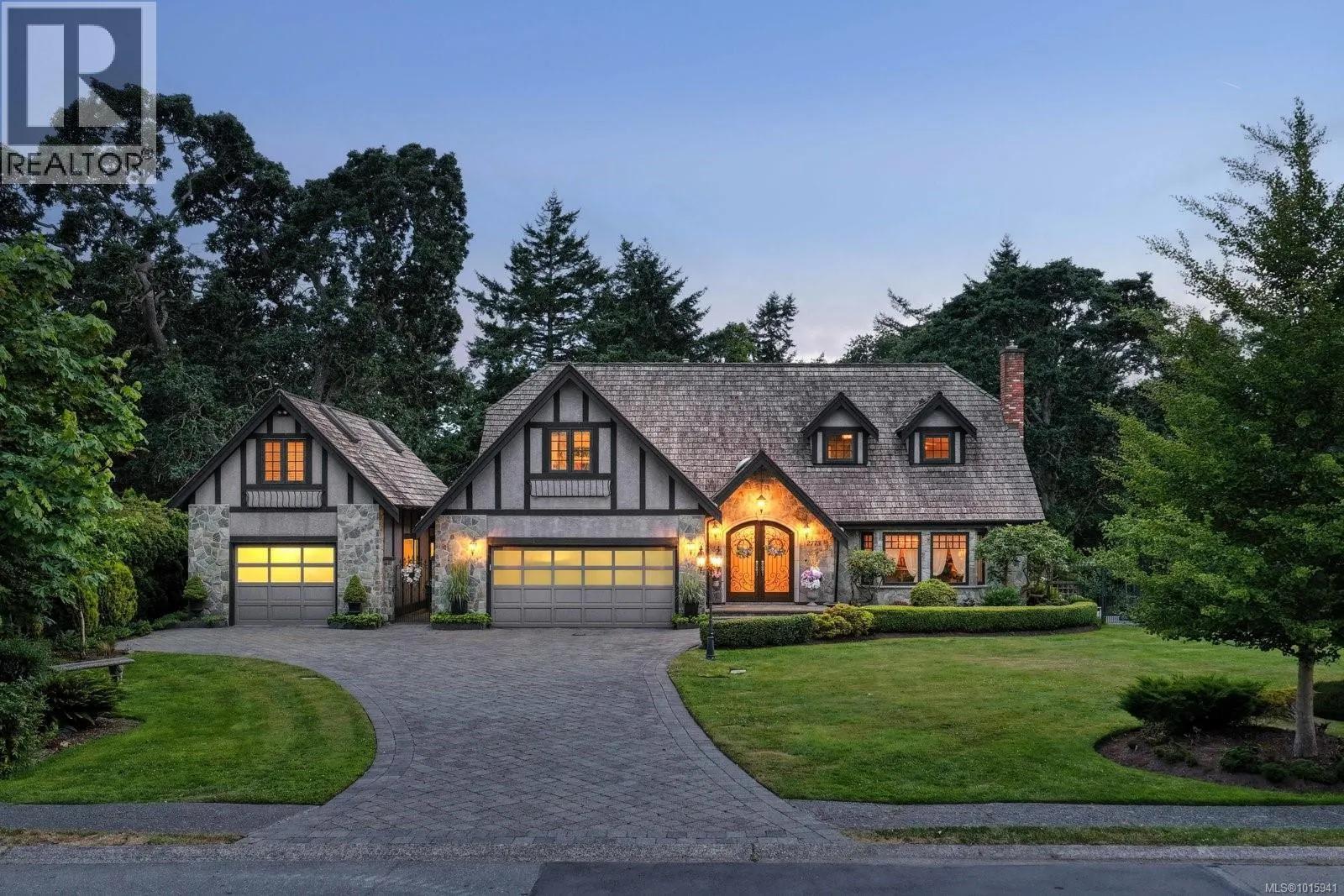 2773 Arbutus Rd