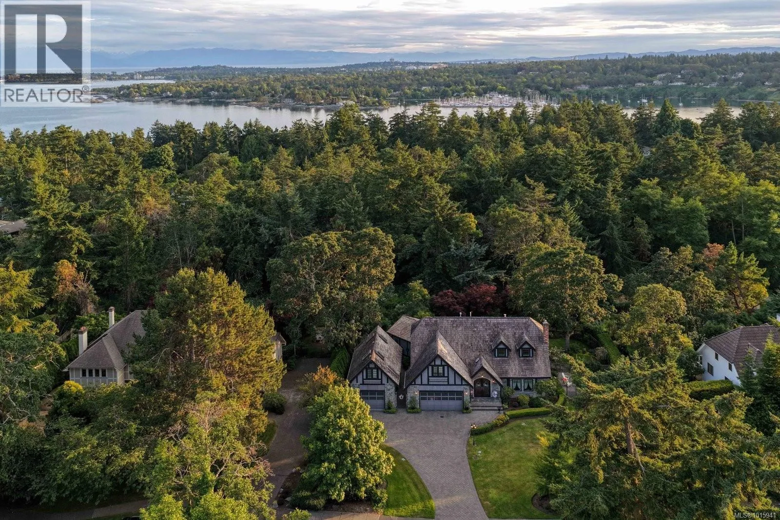 2773 Arbutus Rd