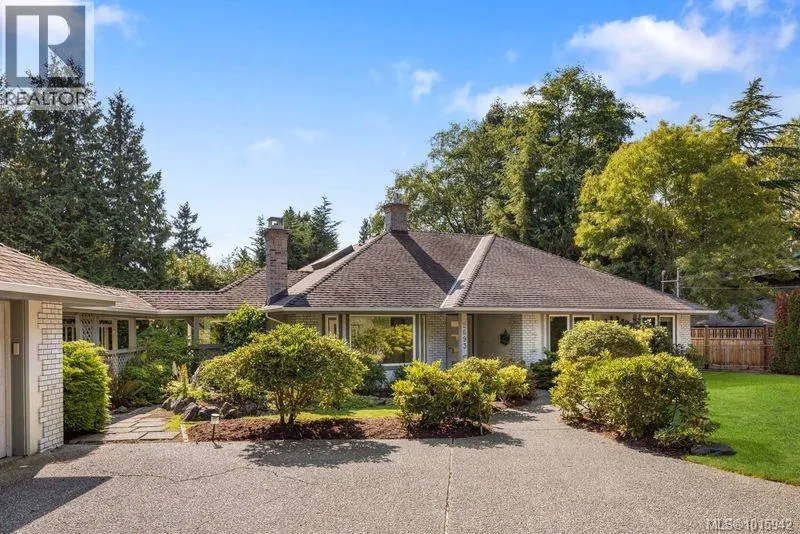 2693 MacDonald Dr E