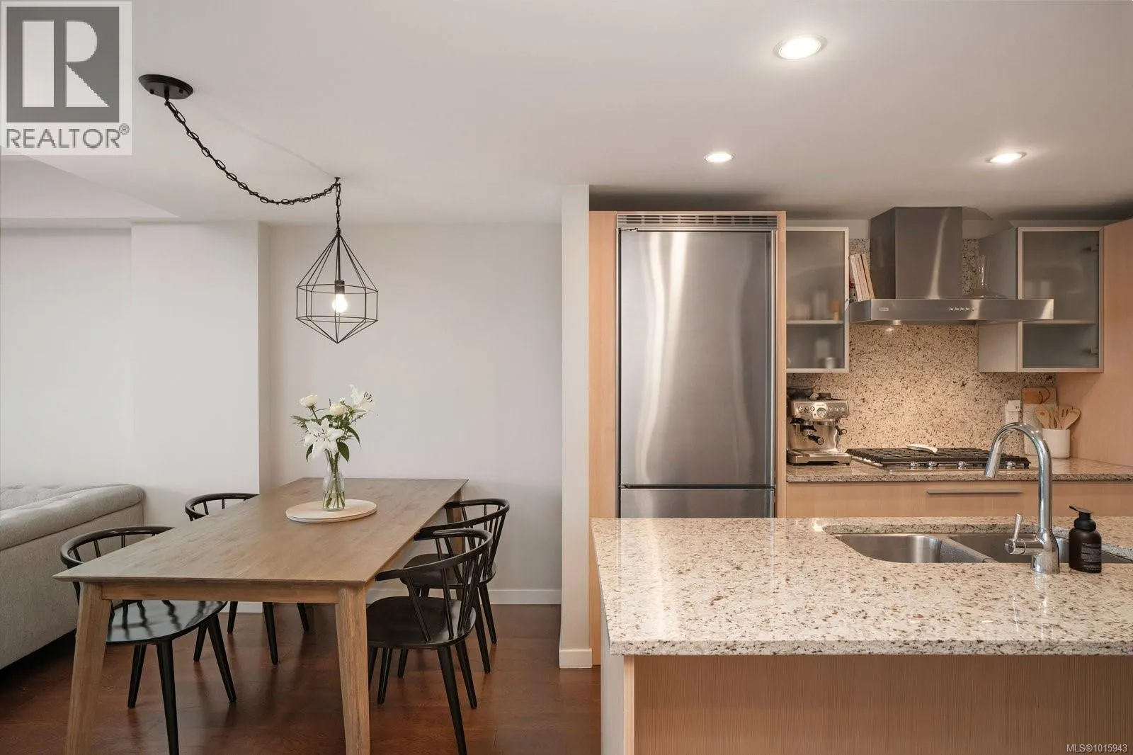 1503 707 Courtney St