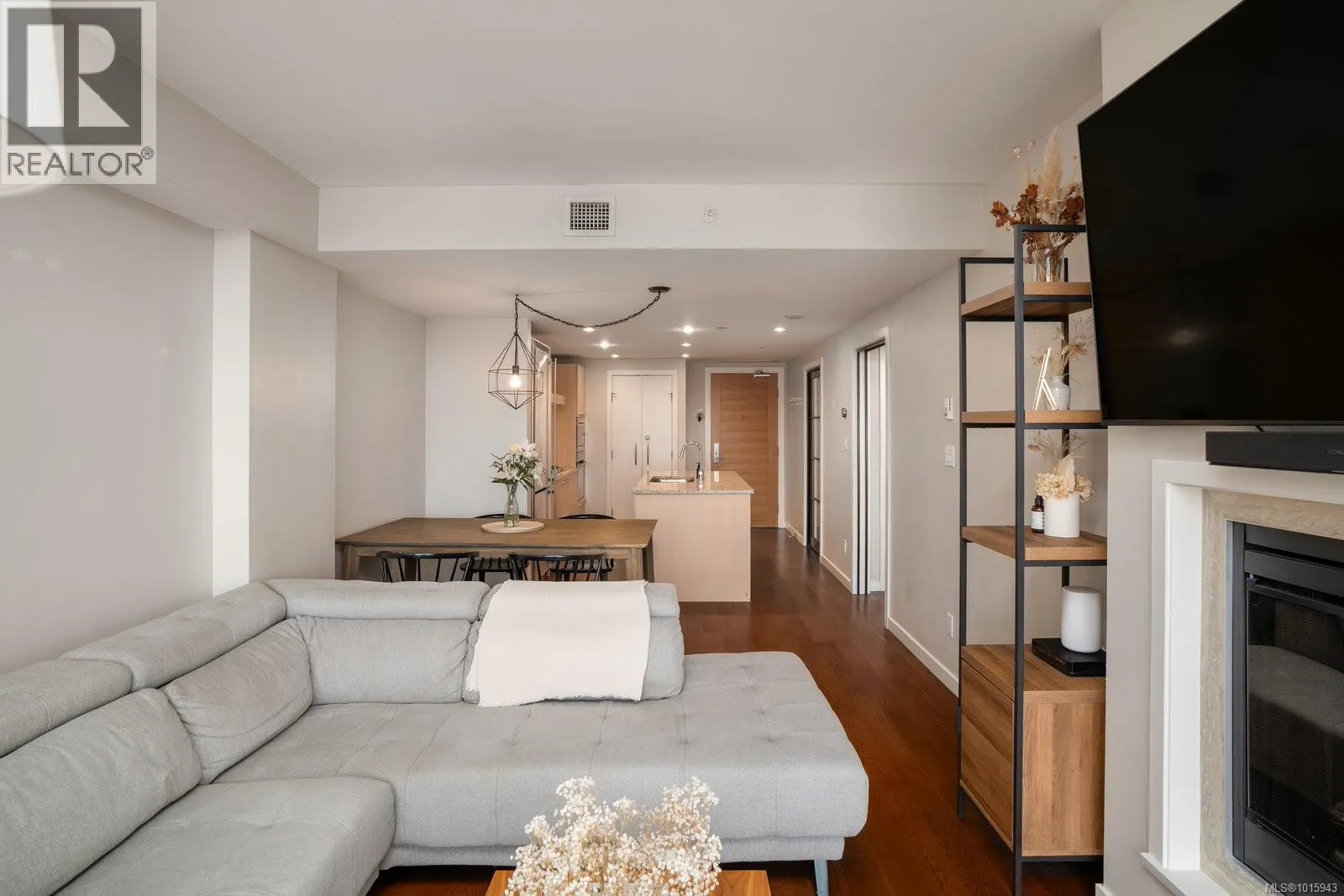 1503 707 Courtney St