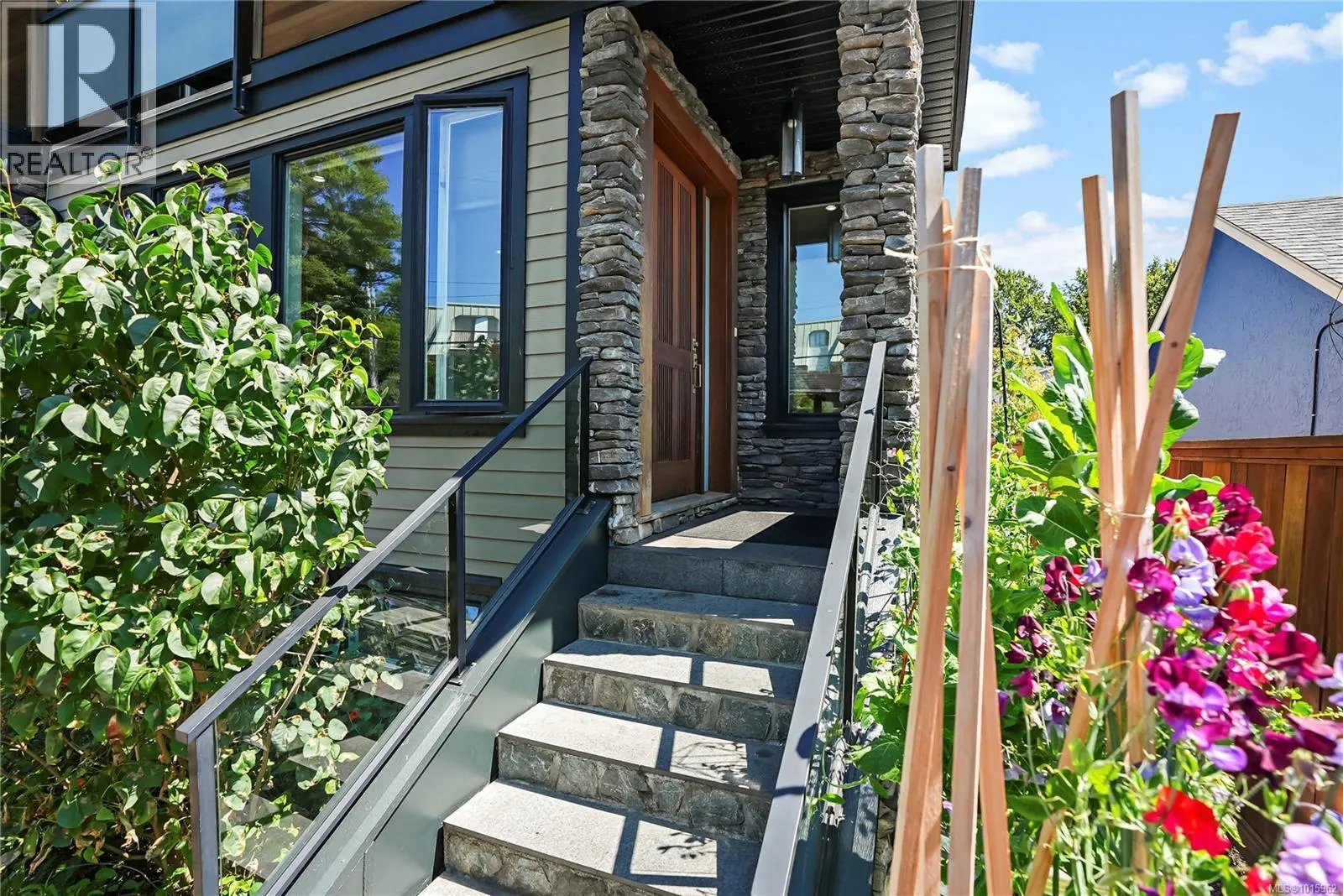 47 Dock St