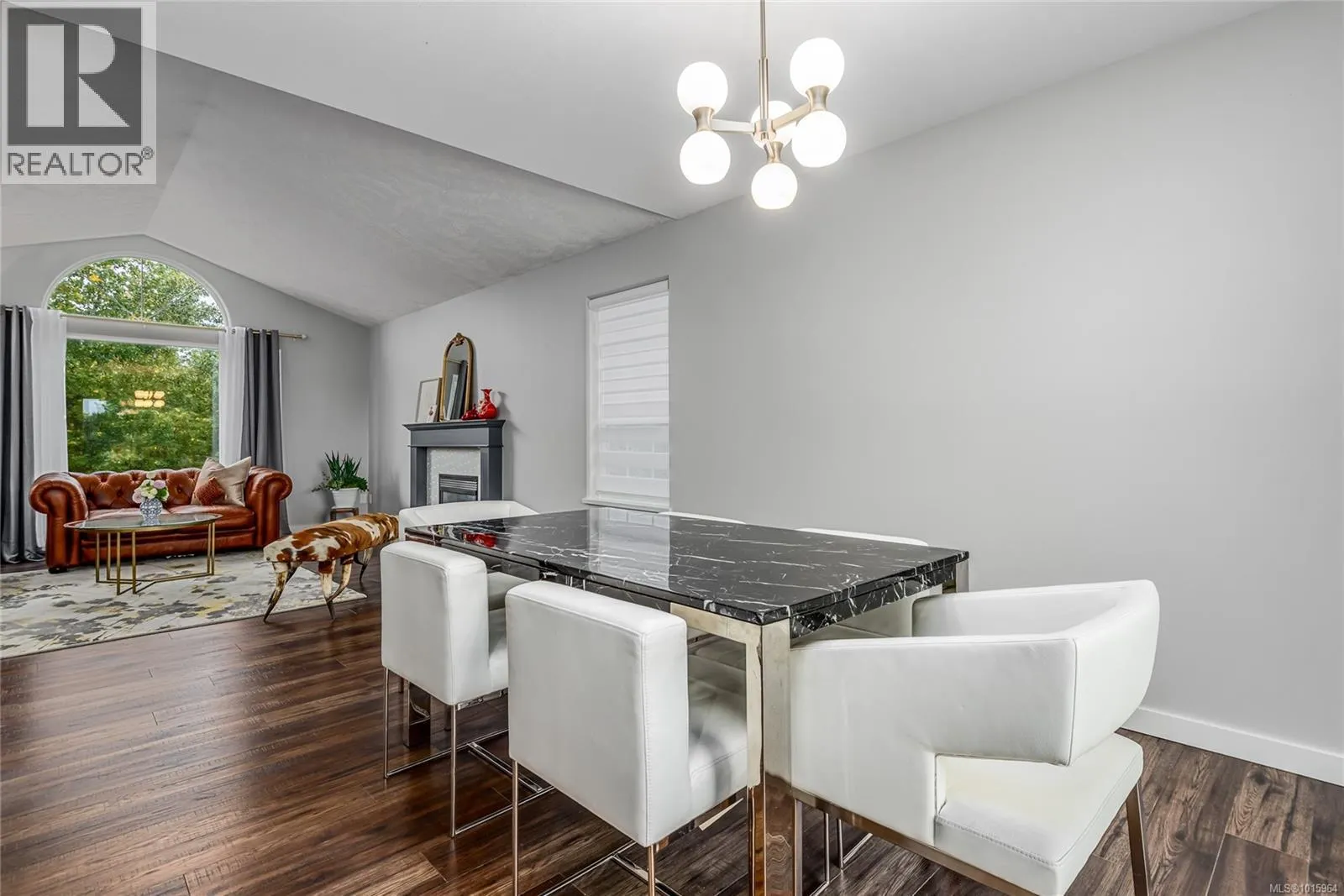 890 Waddington Cres