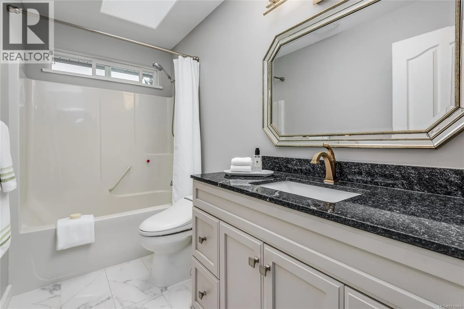 890 Waddington Cres