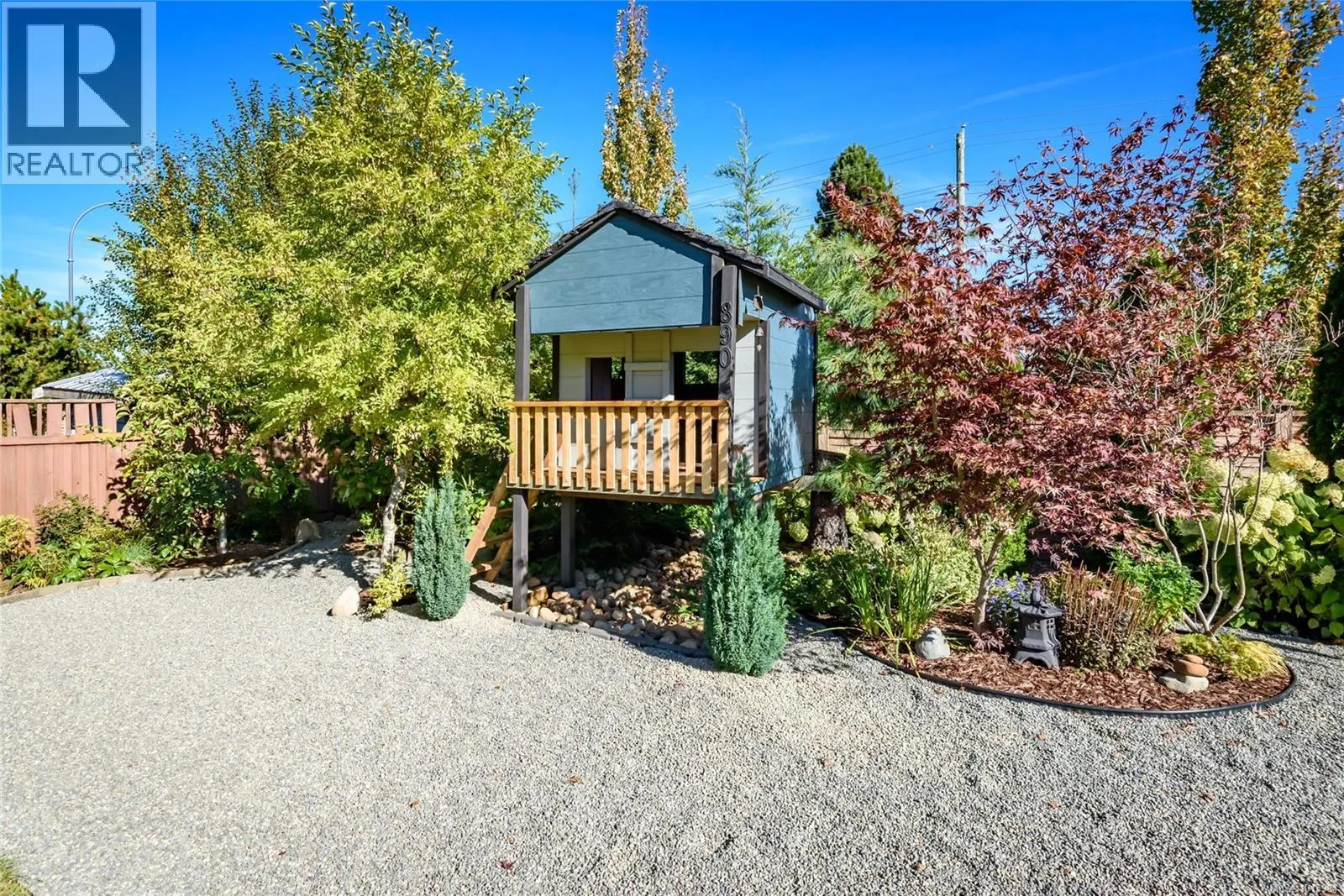 890 Waddington Cres