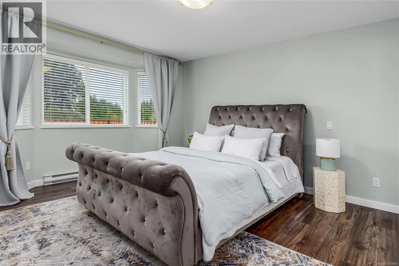 890 Waddington Cres