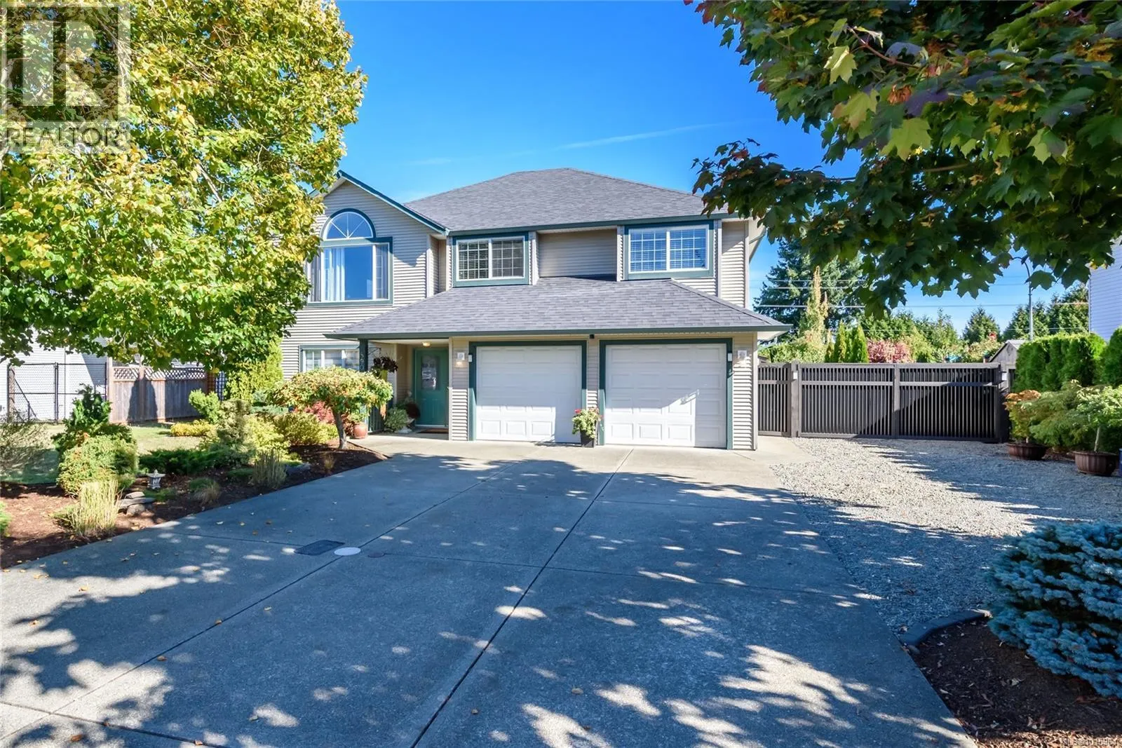 890 Waddington Cres
