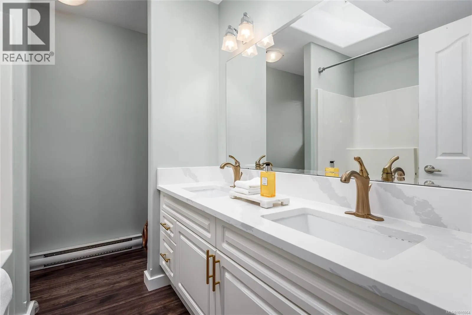 890 Waddington Cres