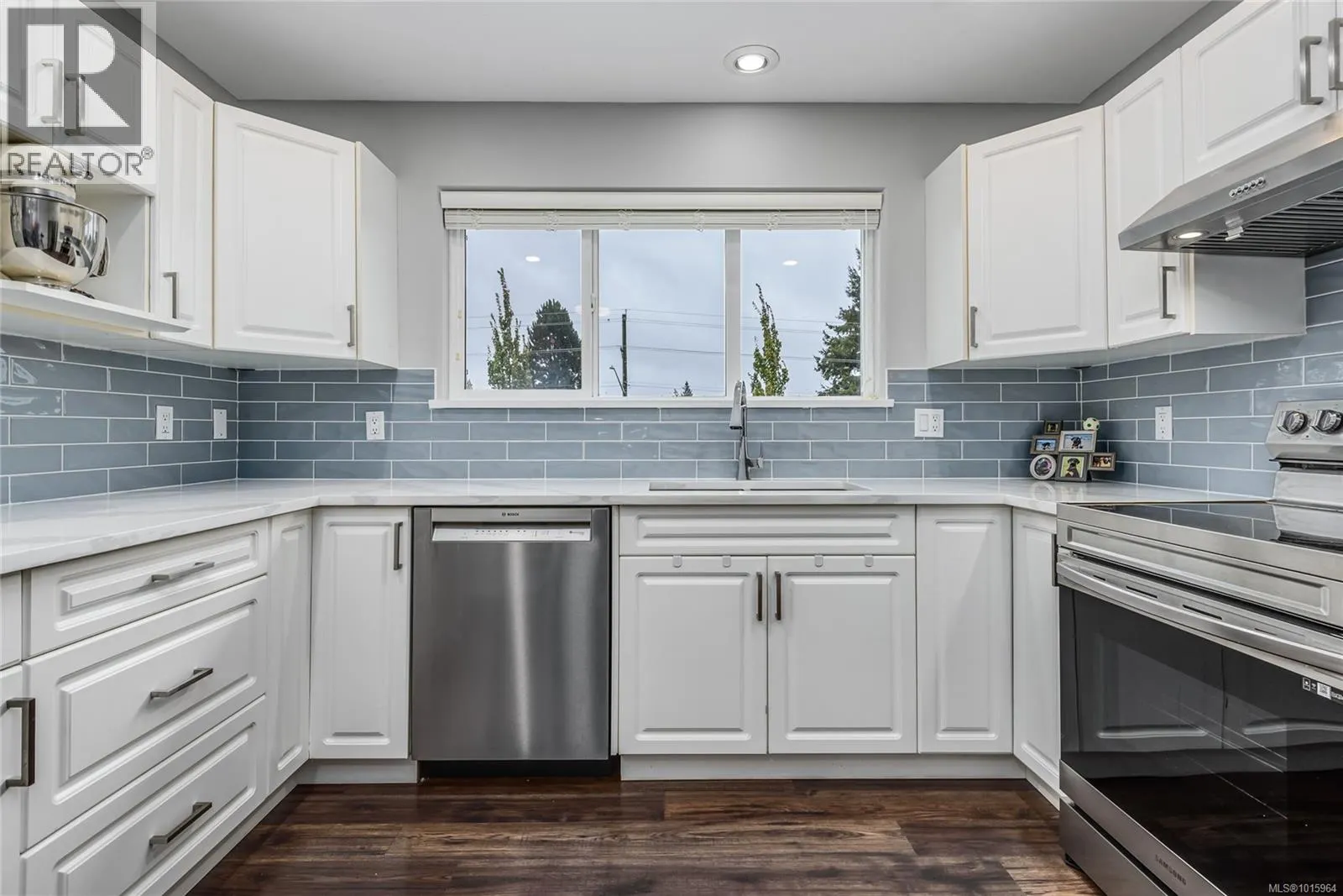 890 Waddington Cres