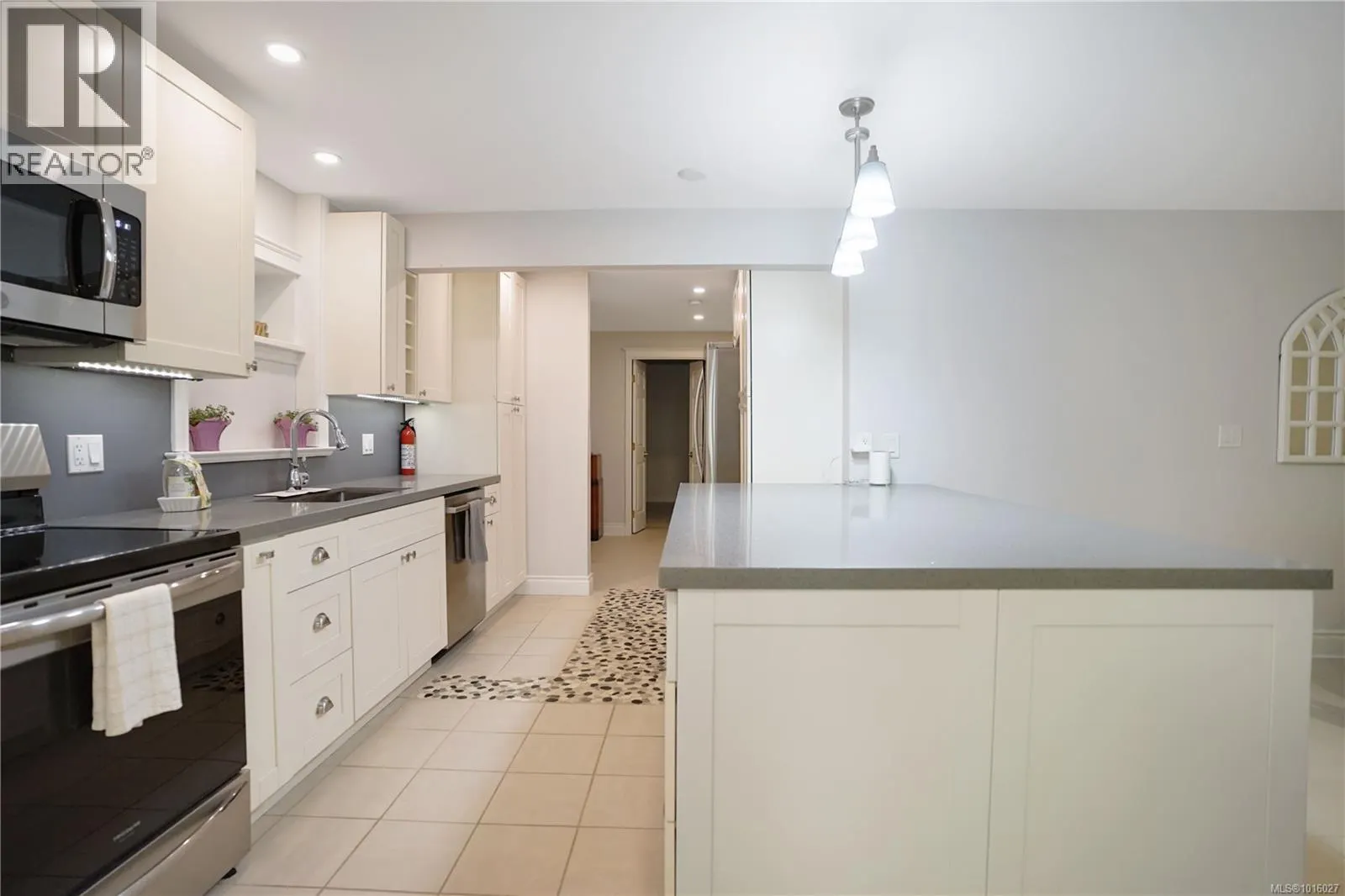 2510 Kinnoull Cres