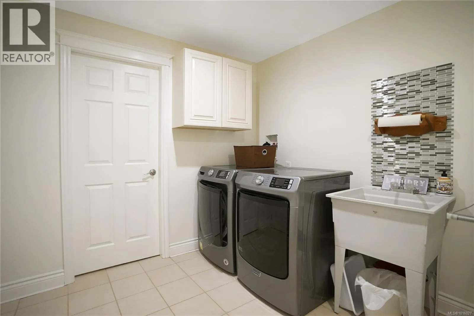 2510 Kinnoull Cres