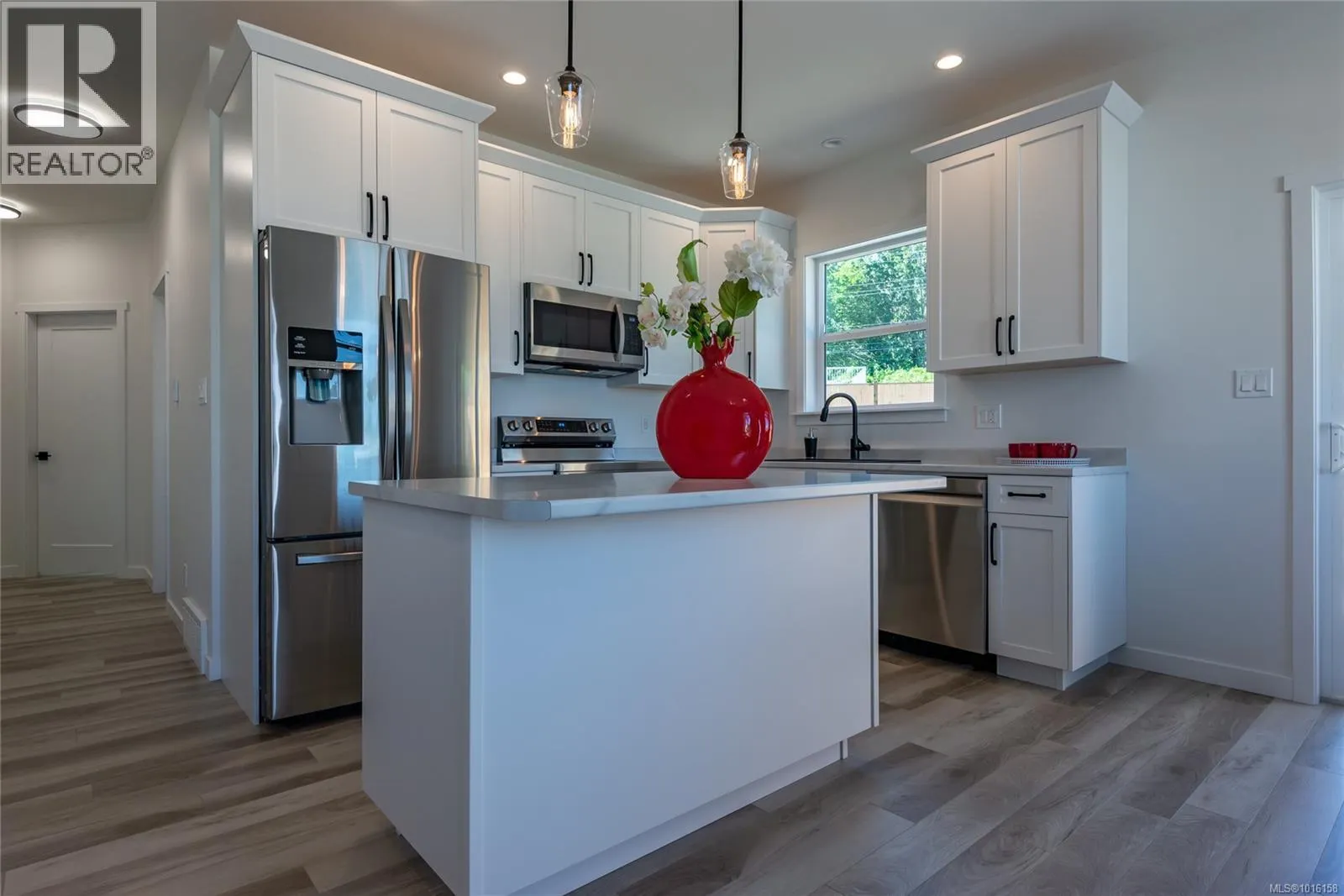 B 1025 9th Ave