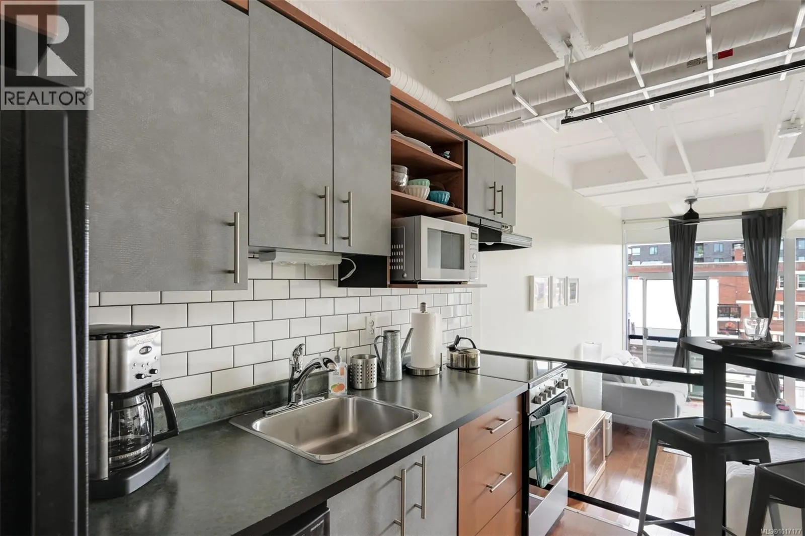 305 1061 Fort St