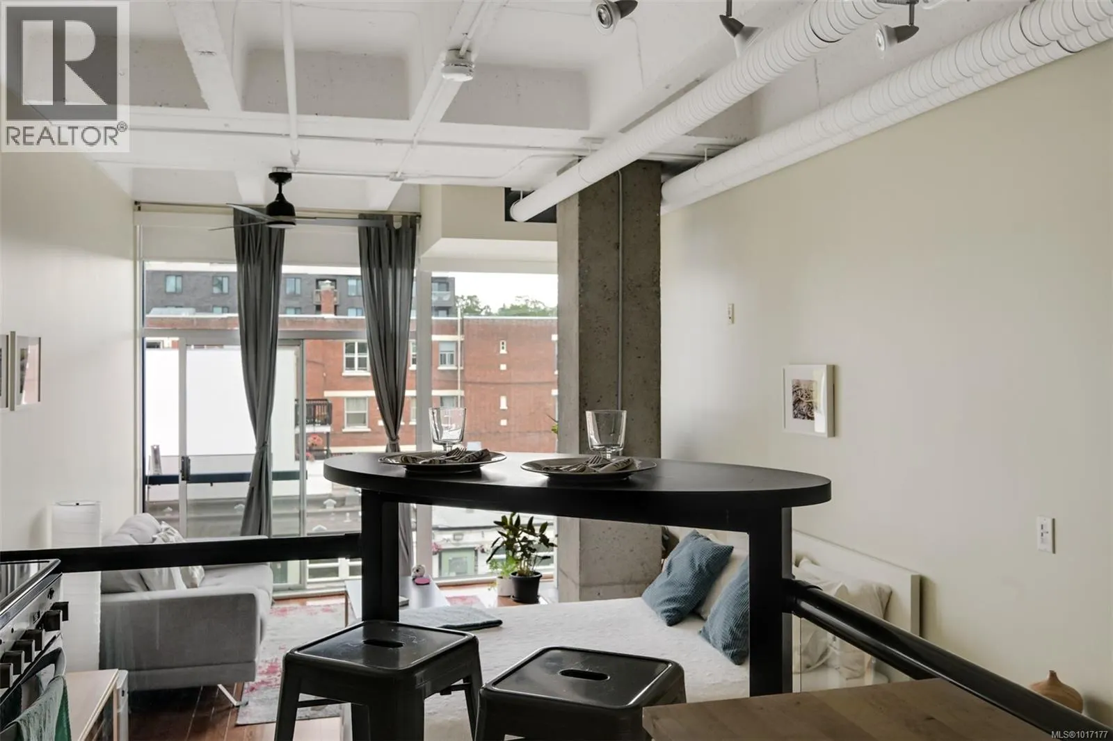 305 1061 Fort St