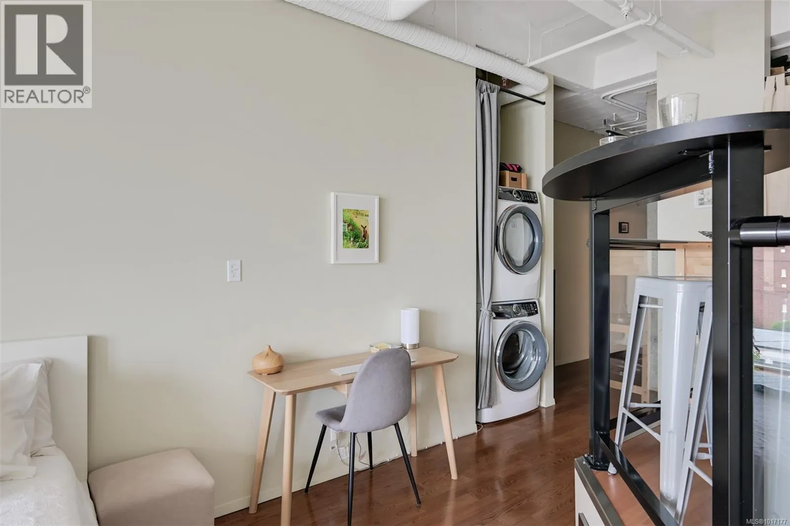 305 1061 Fort St