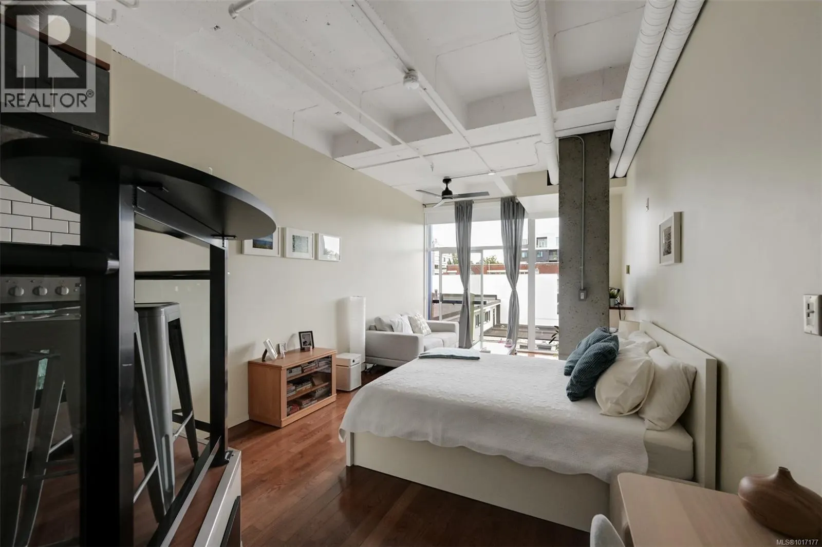 305 1061 Fort St