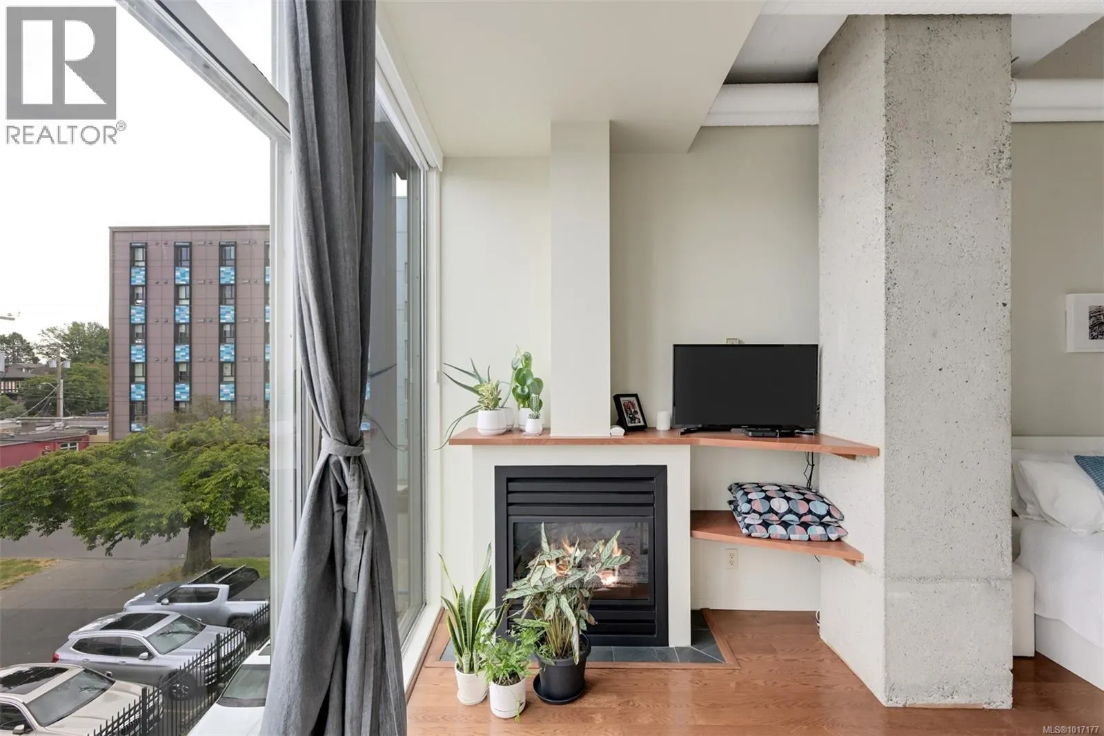 305 1061 Fort St