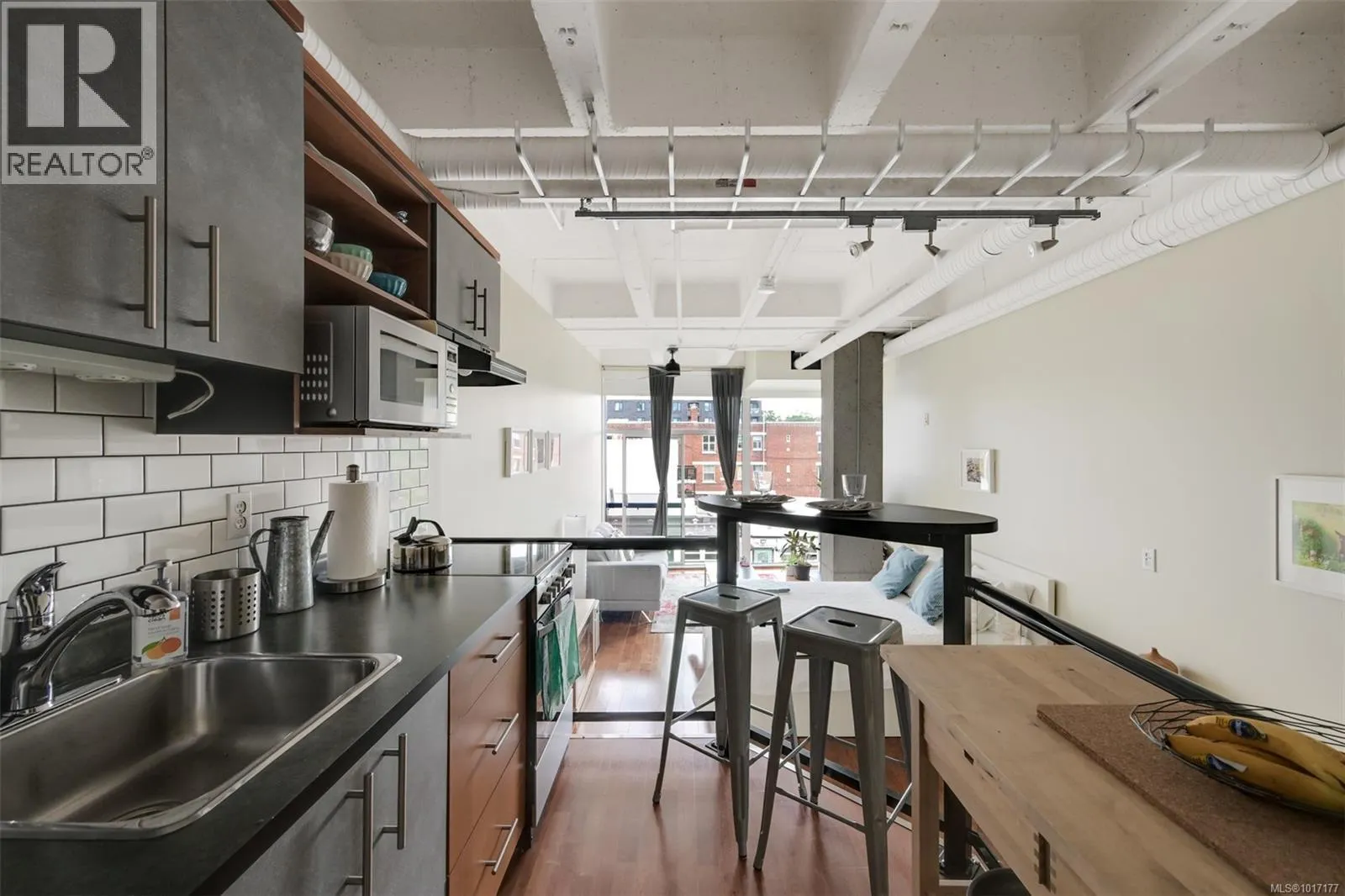 305 1061 Fort St