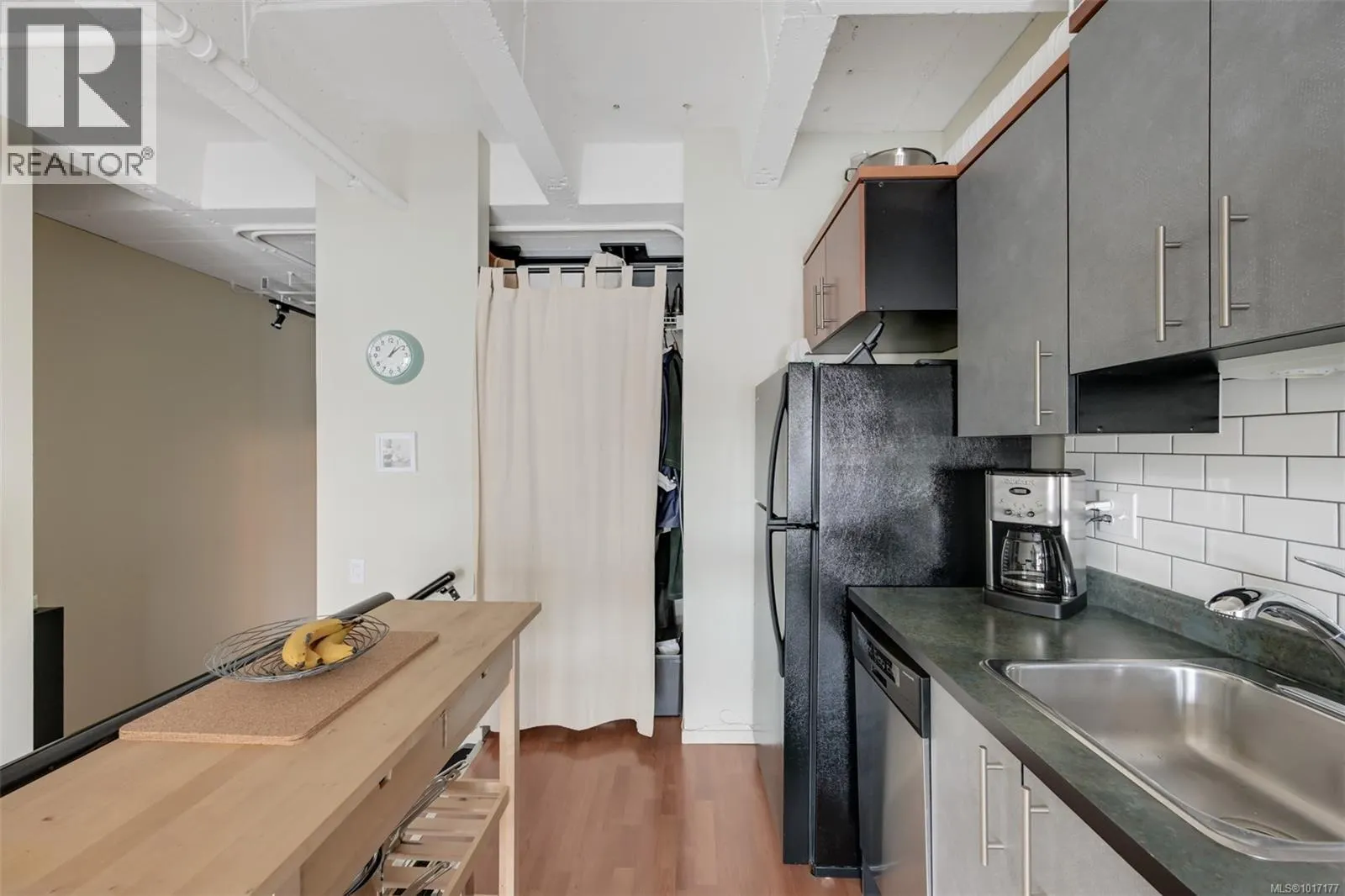 305 1061 Fort St