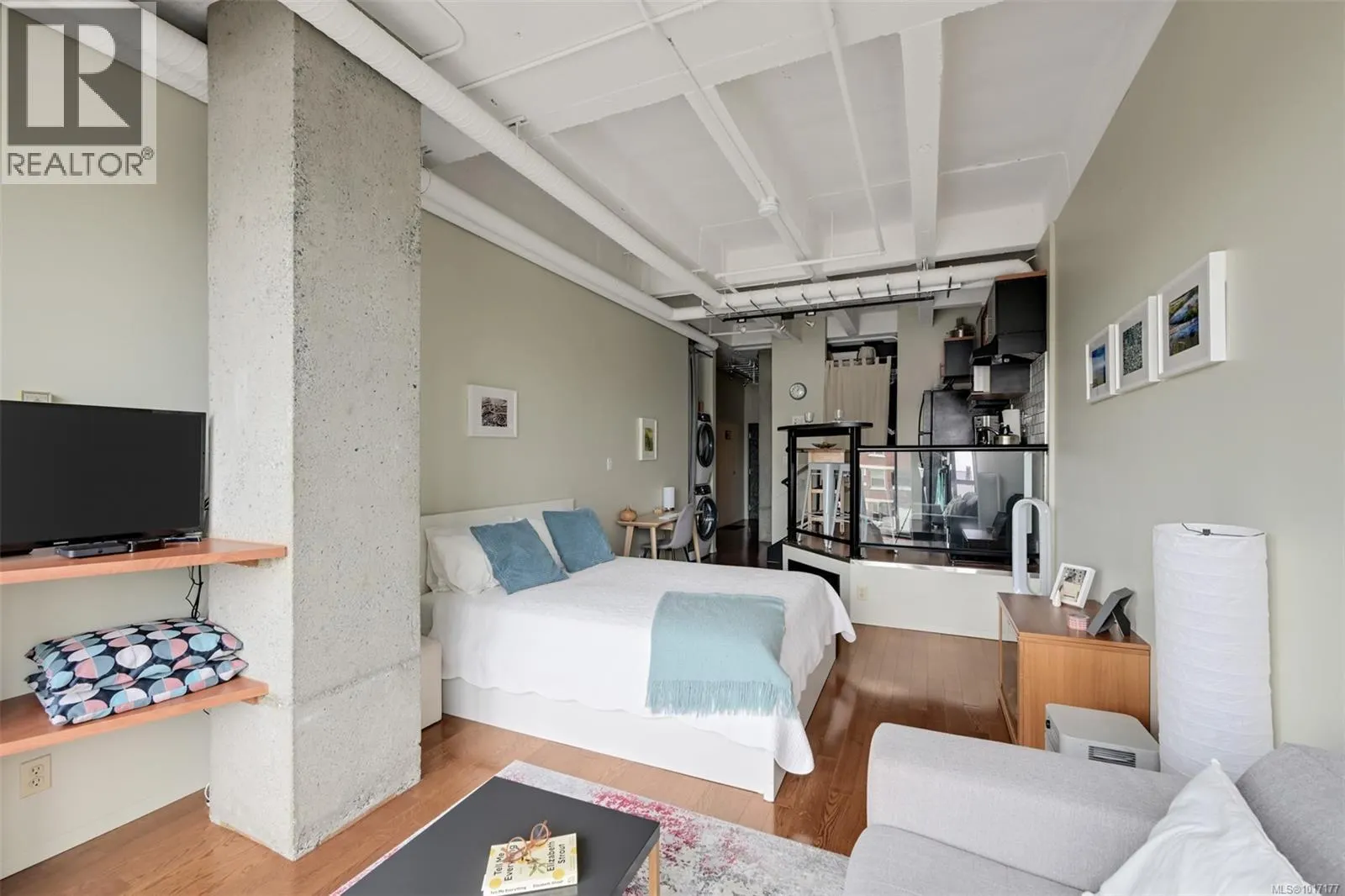 305 1061 Fort St