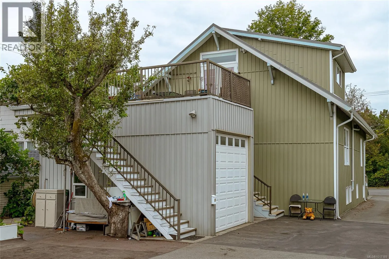 3015 Quadra St