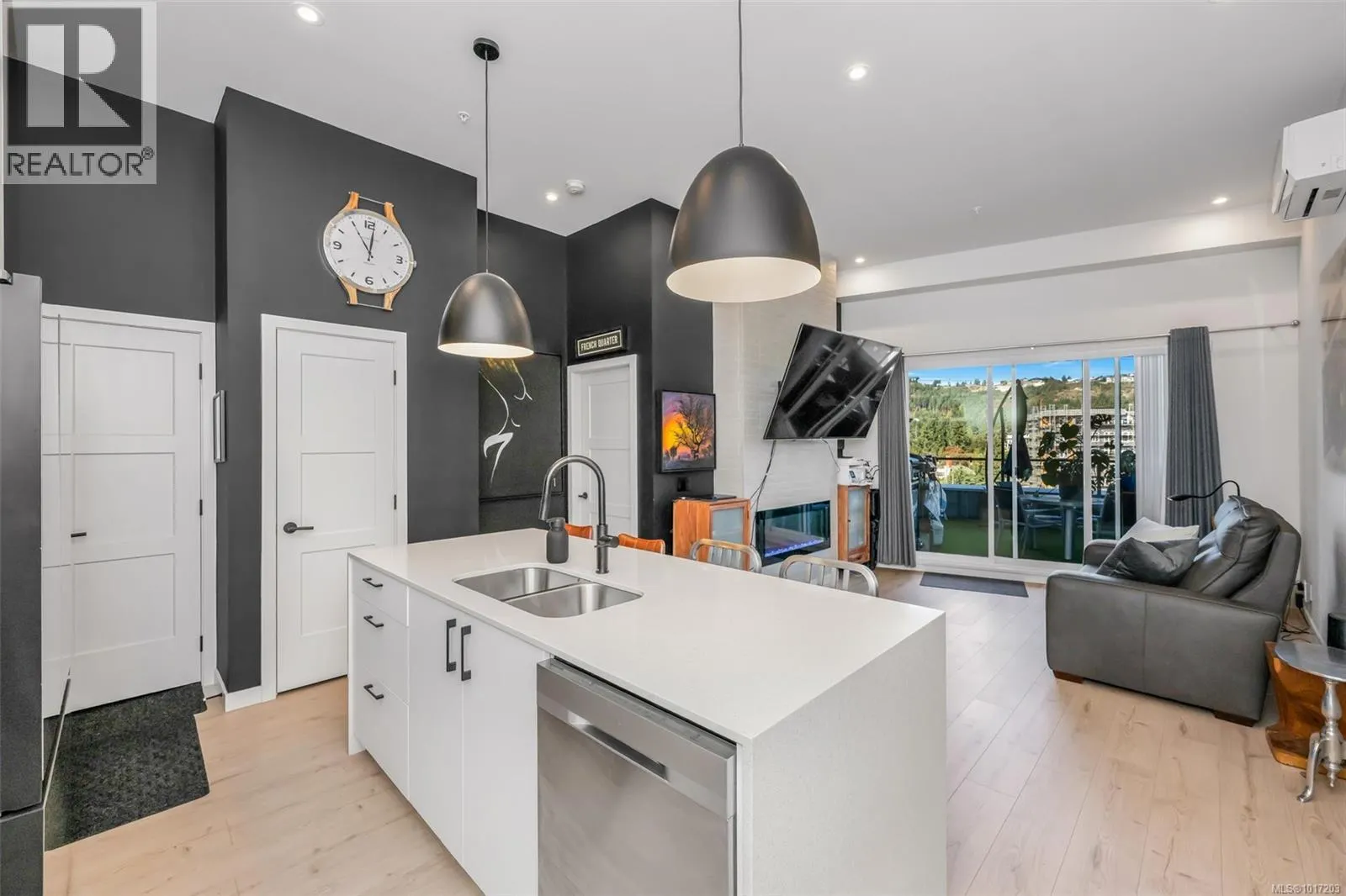 608 947 Whirlaway Cres