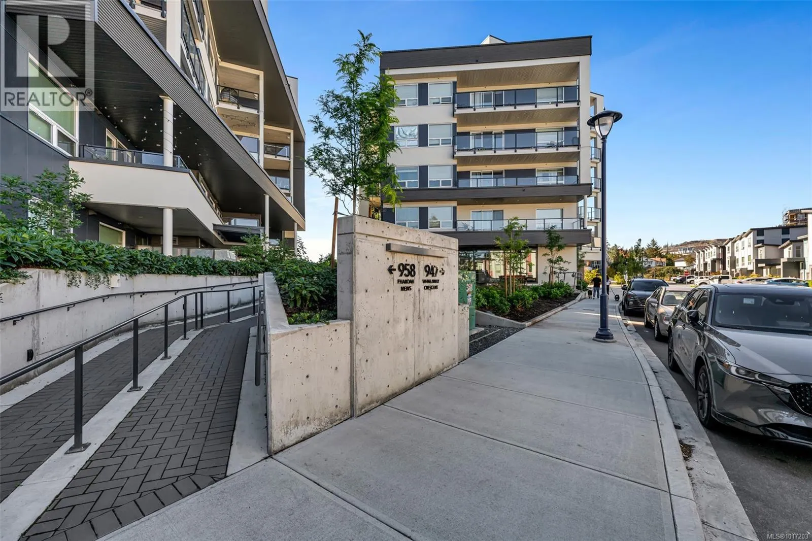 608 947 Whirlaway Cres