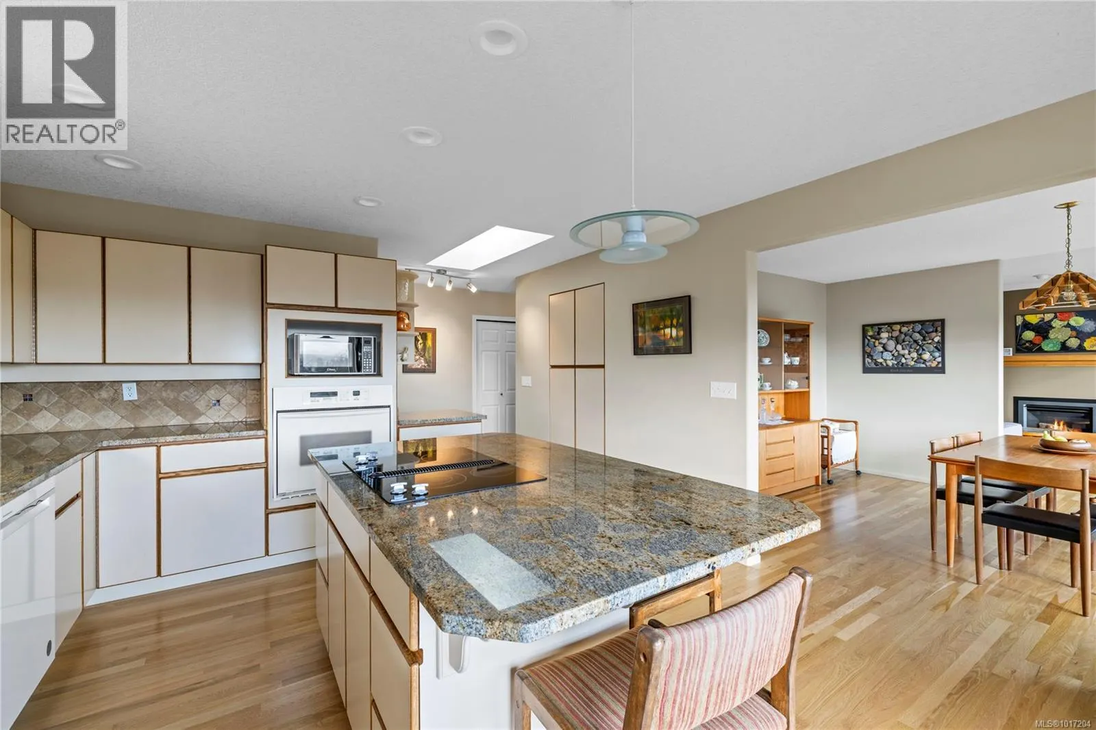 3656 Glen Oaks Cres