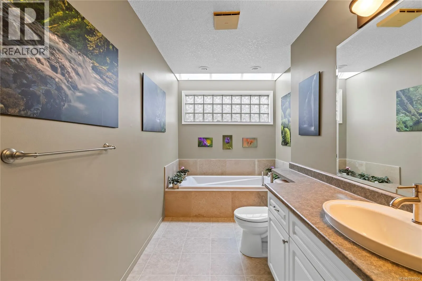 3656 Glen Oaks Cres
