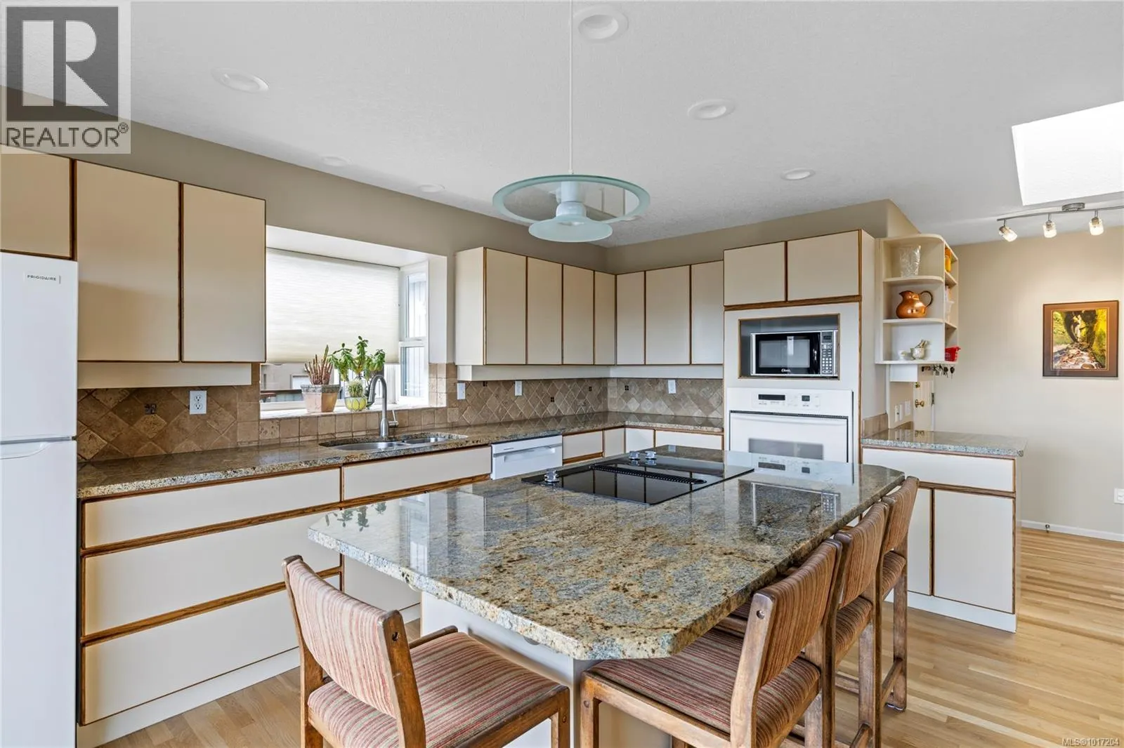 3656 Glen Oaks Cres