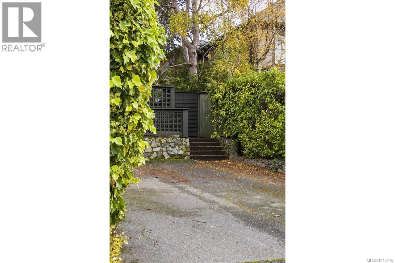 215 Mary St