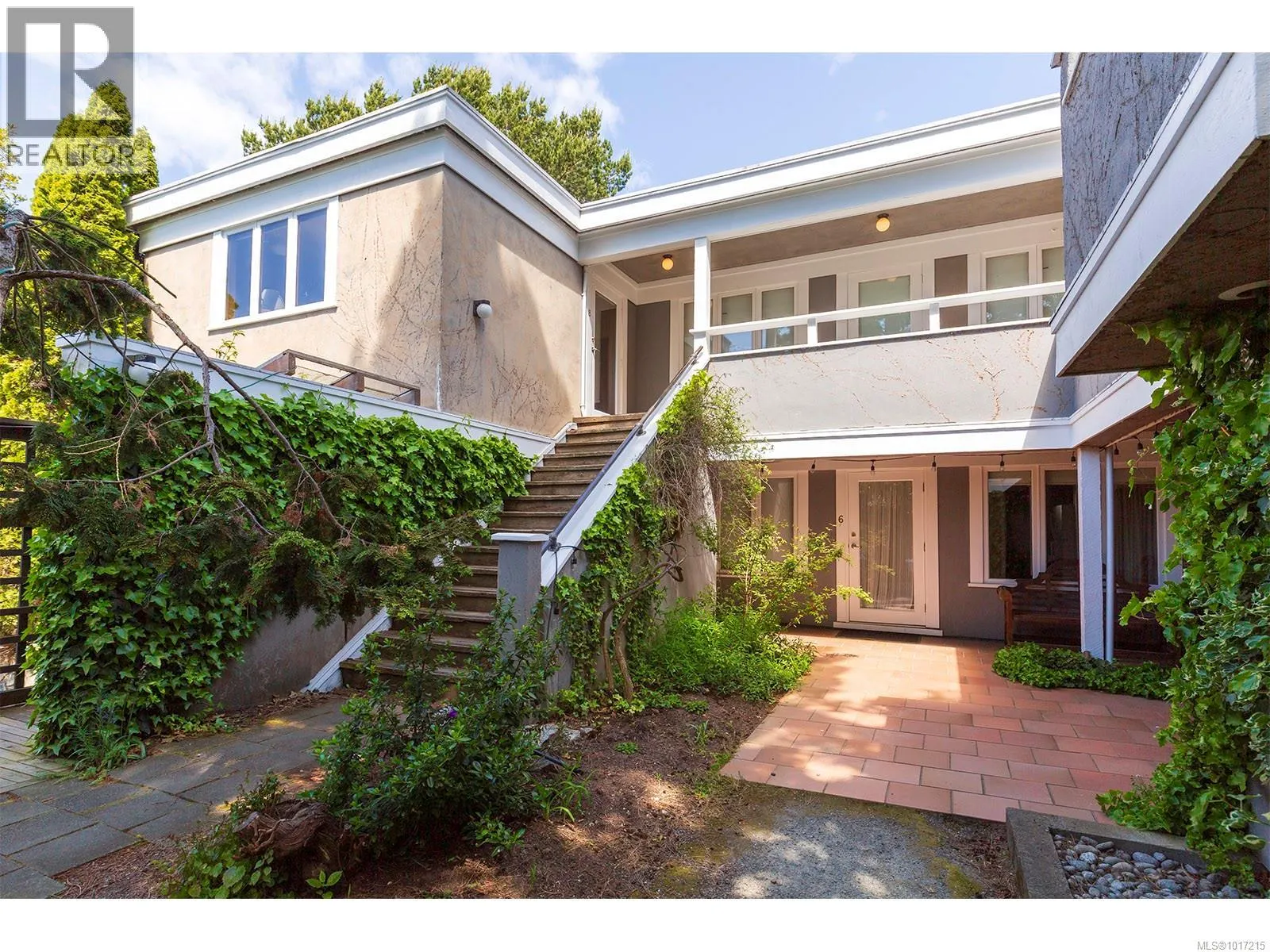 215 Mary St