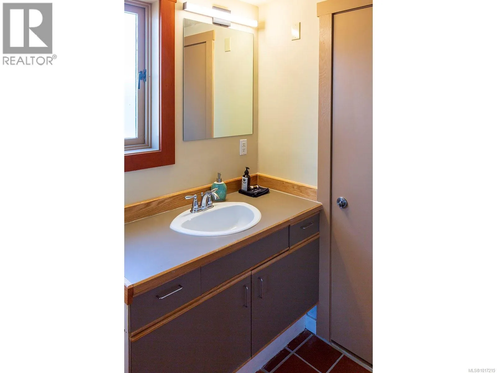 215 Mary St