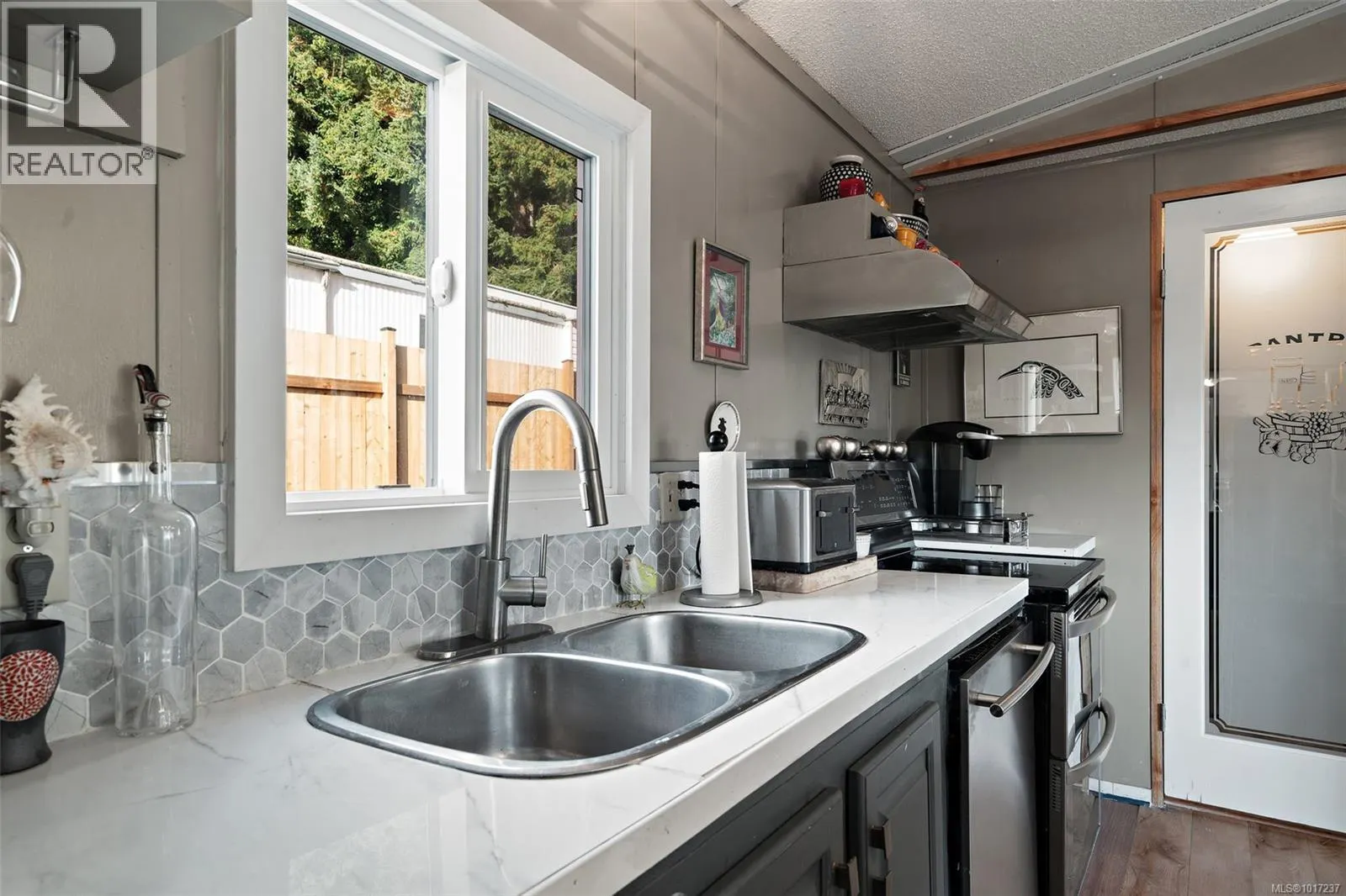 72 10980 Westdowne Rd