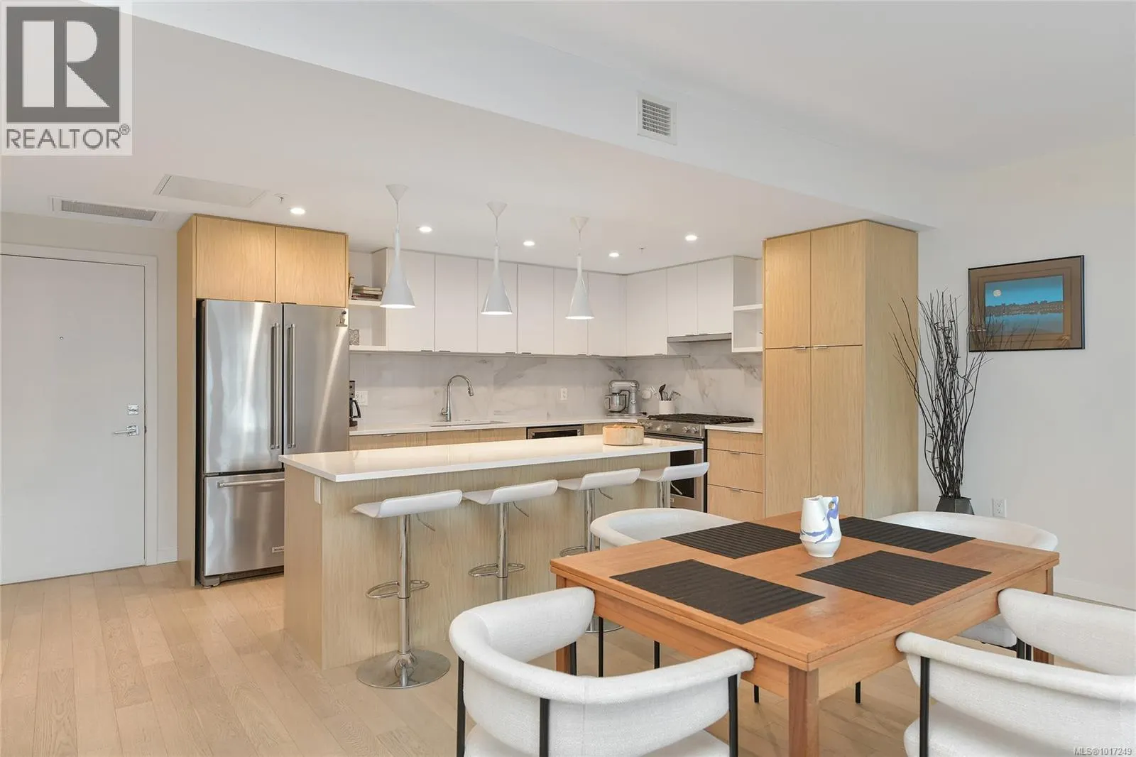 302 5118 Cordova Bay Rd