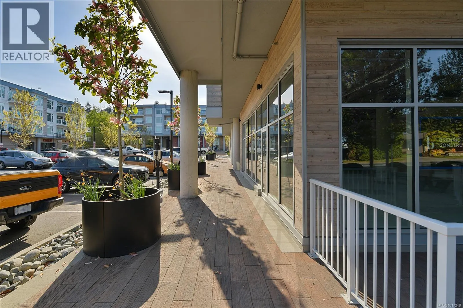 302 5118 Cordova Bay Rd