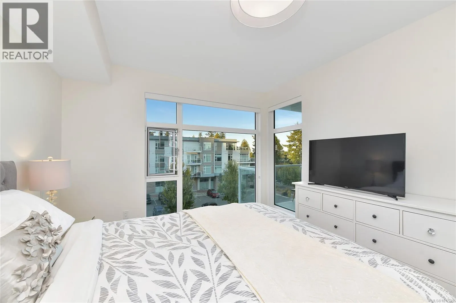 302 5118 Cordova Bay Rd