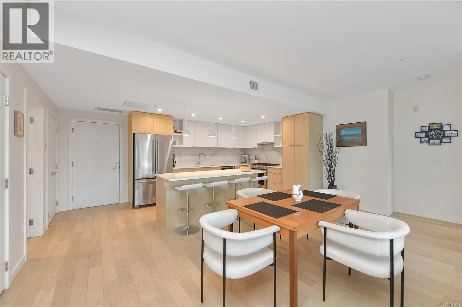 302 5118 Cordova Bay Rd