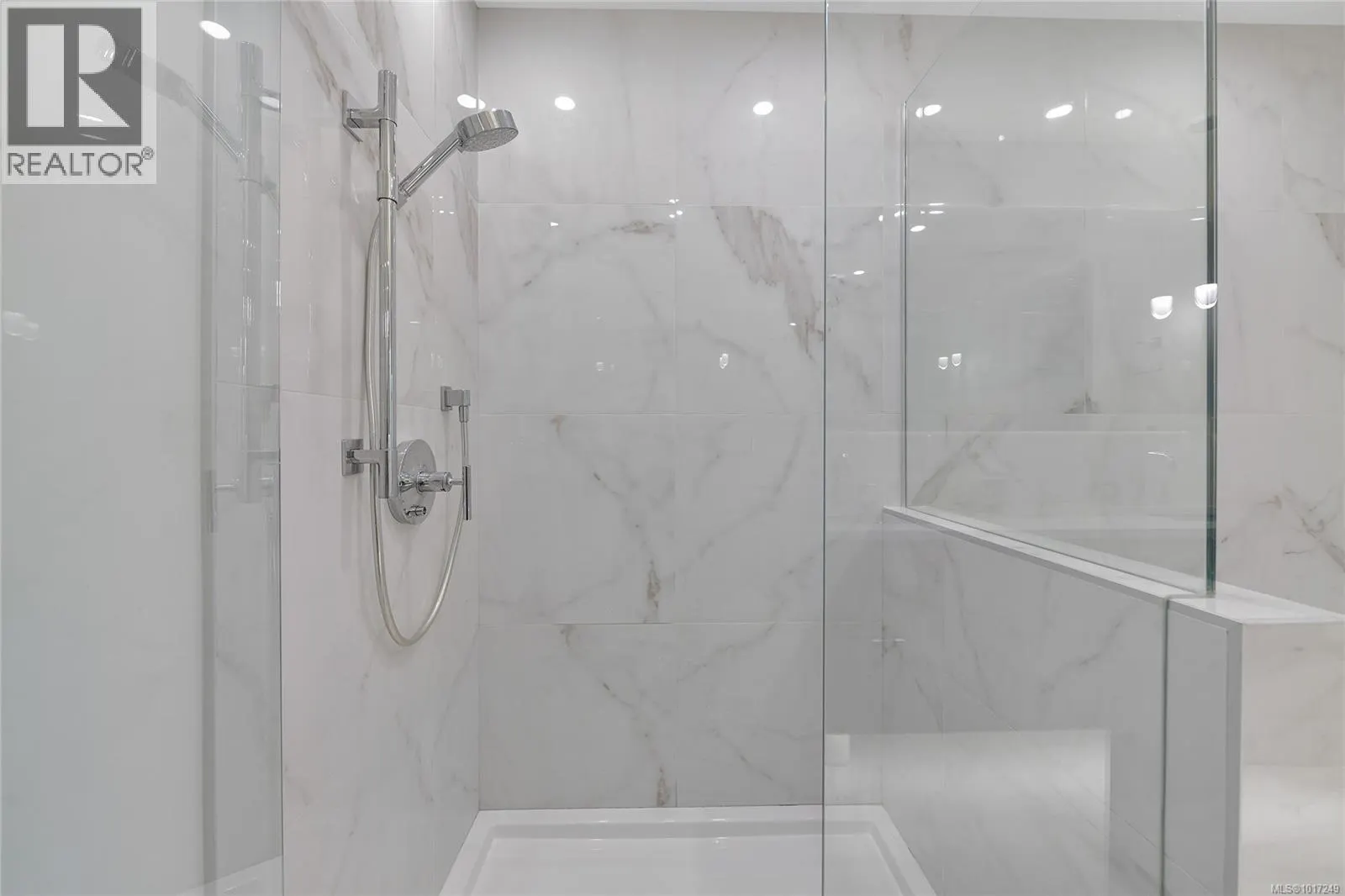 302 5118 Cordova Bay Rd
