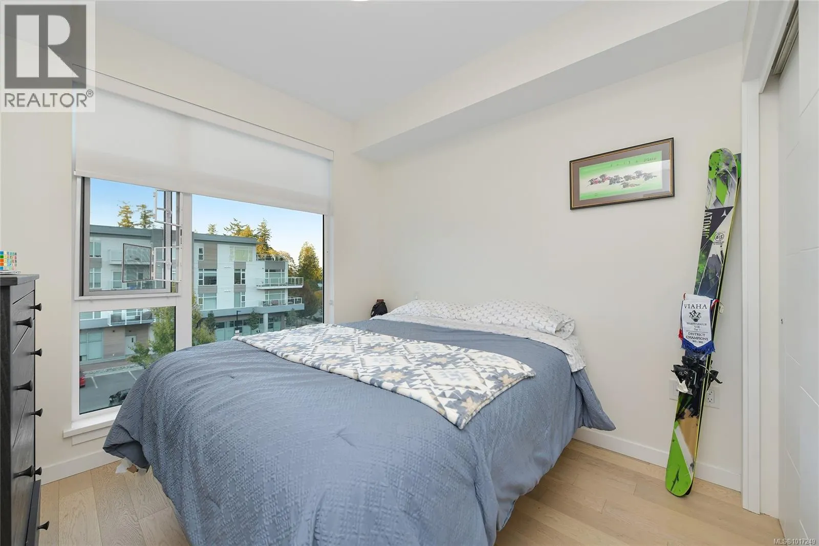 302 5118 Cordova Bay Rd