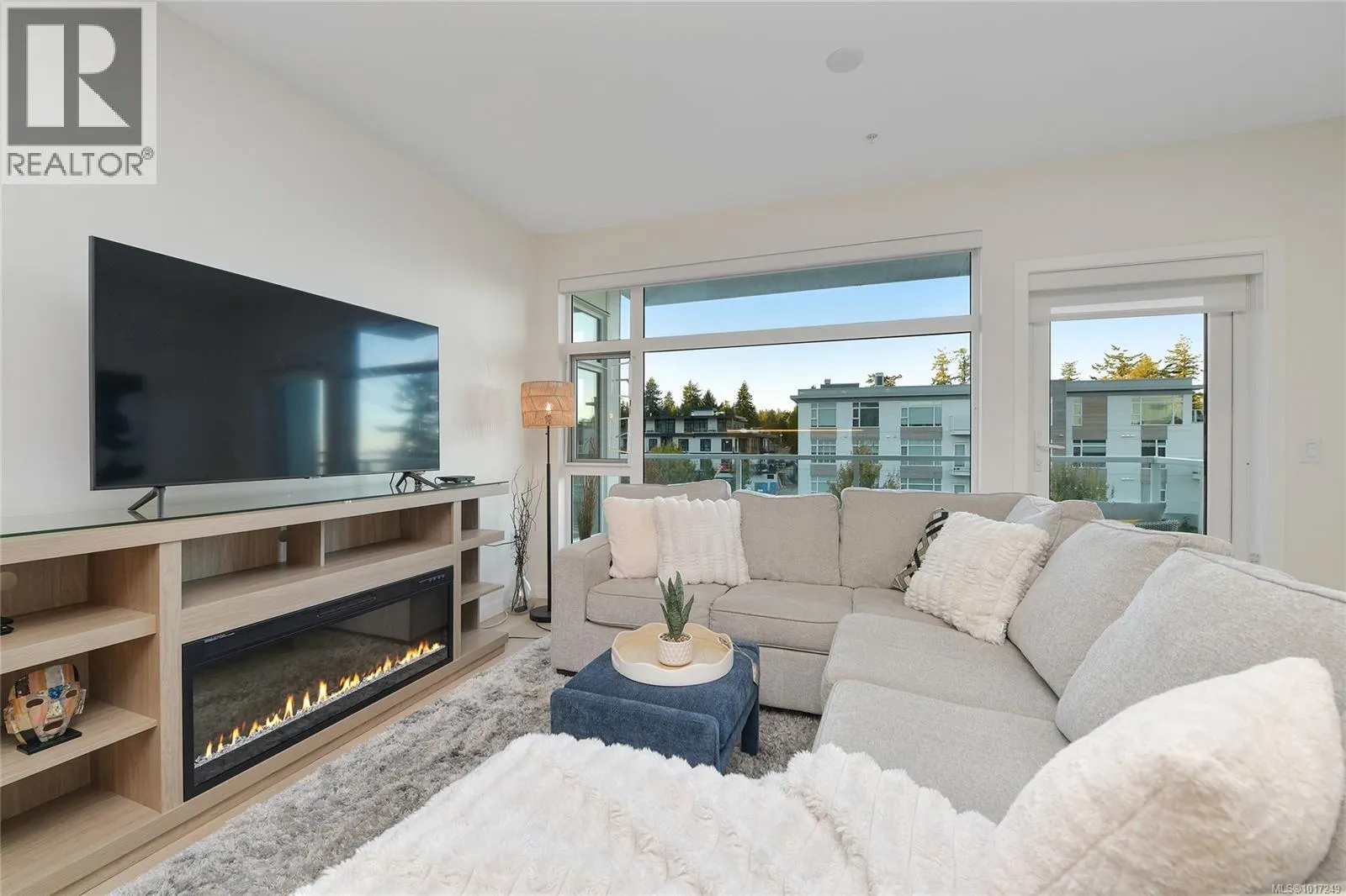 302 5118 Cordova Bay Rd